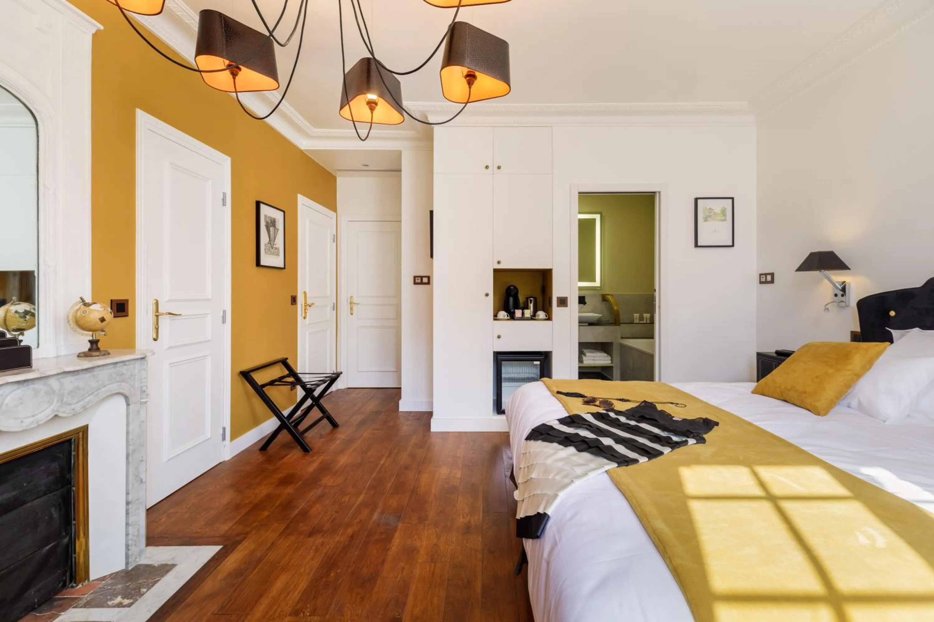 Photo of the whole room, Bed in L'Hôtel Particulier - Paris Asnières