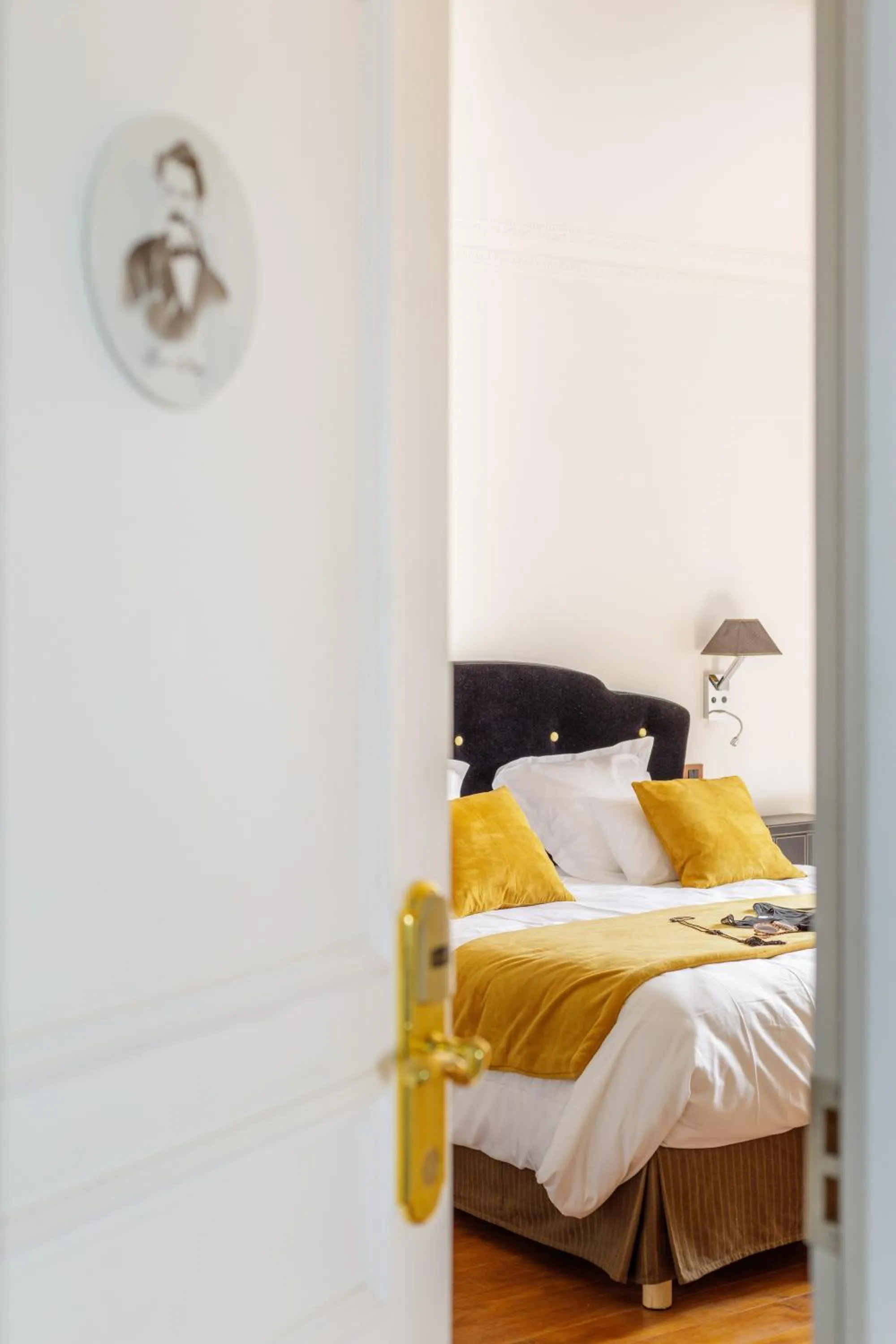 Bedroom, Bed in L'Hôtel Particulier - Paris Asnières