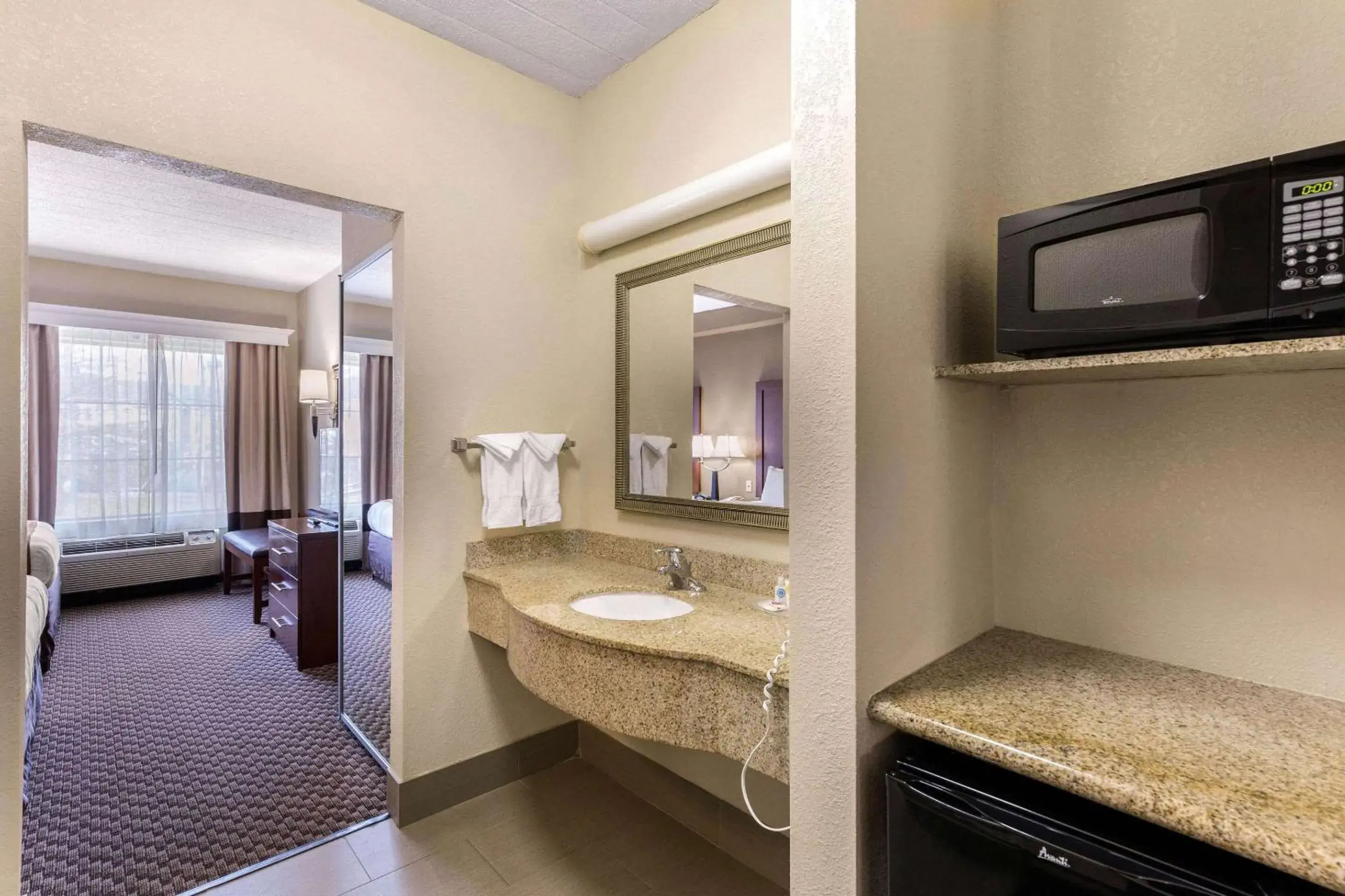 Queen Suite - Non-Smoking in Comfort Suites Elkridge Columbia Gateway Queen Suite - Non-Smoking in Comfort Suites Elkridge Columbia Gateway