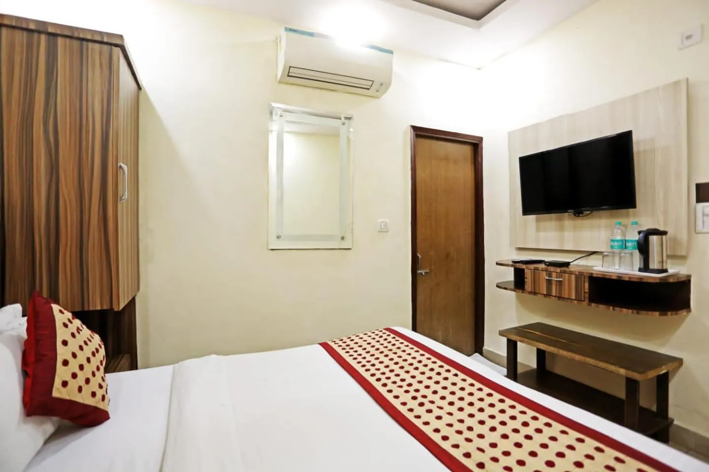Bed in Hotel Dreamland Dx-5 Mints walk From New Delhi Railways Station