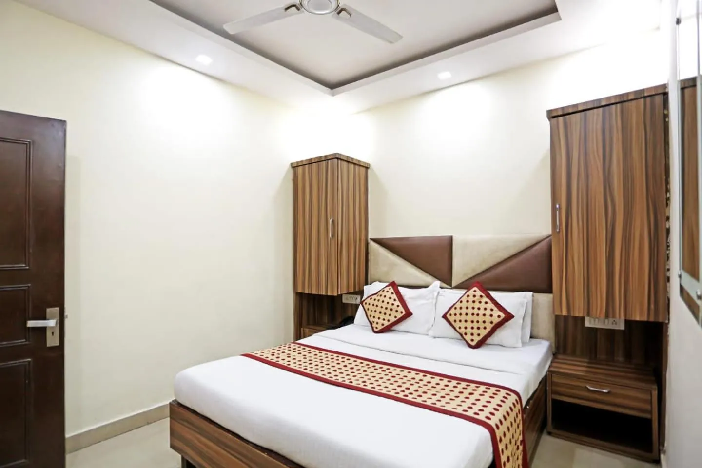 Bed in Hotel Dreamland Dx-5 Mints walk From New Delhi Railways Station