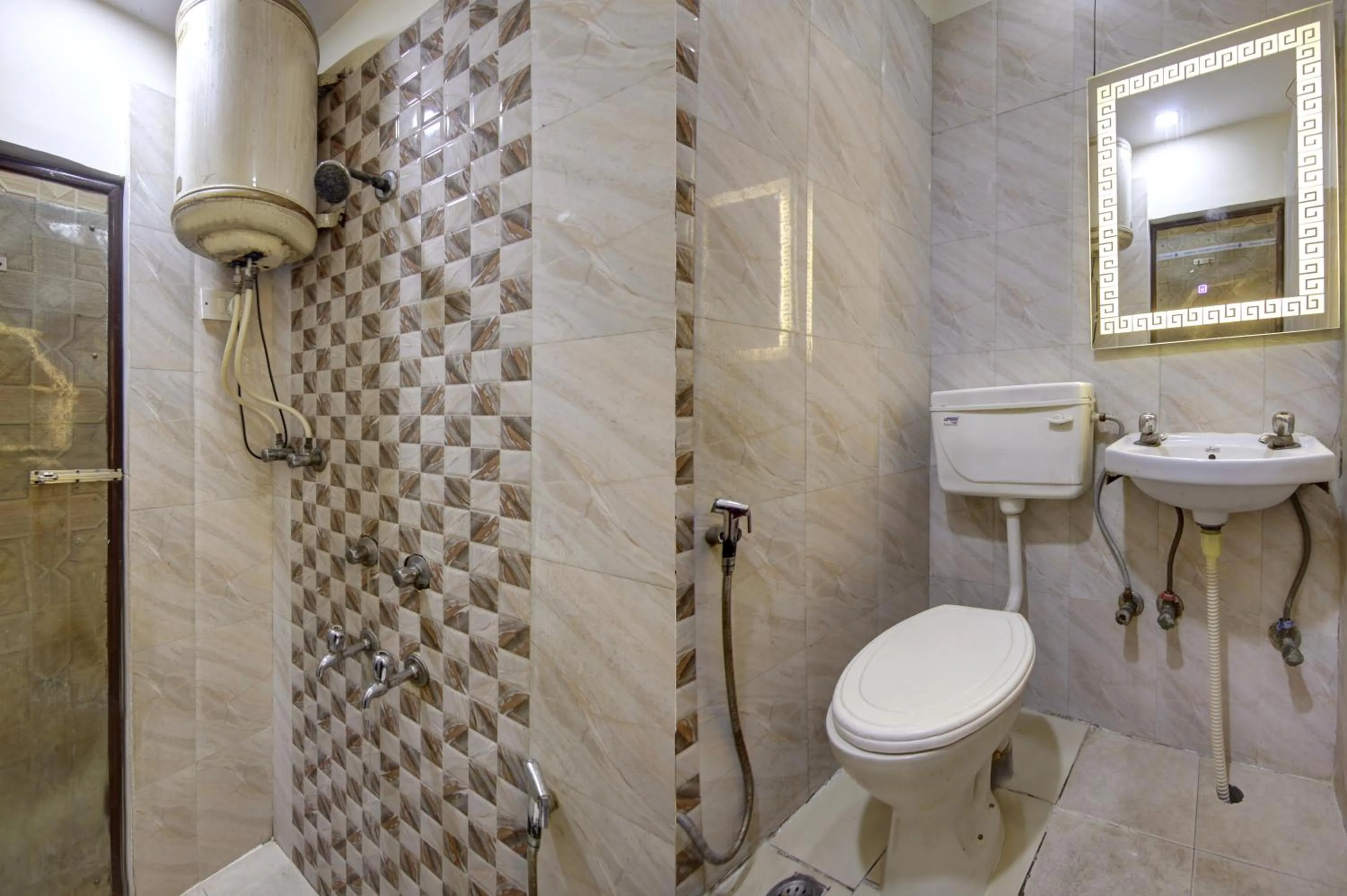 Bathroom in Hotel Dreamland Dx-5 Mints walk From New Delhi Railways Station