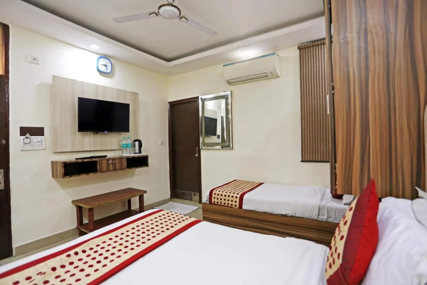 Bed in Hotel Dreamland Dx-5 Mints walk From New Delhi Railways Station