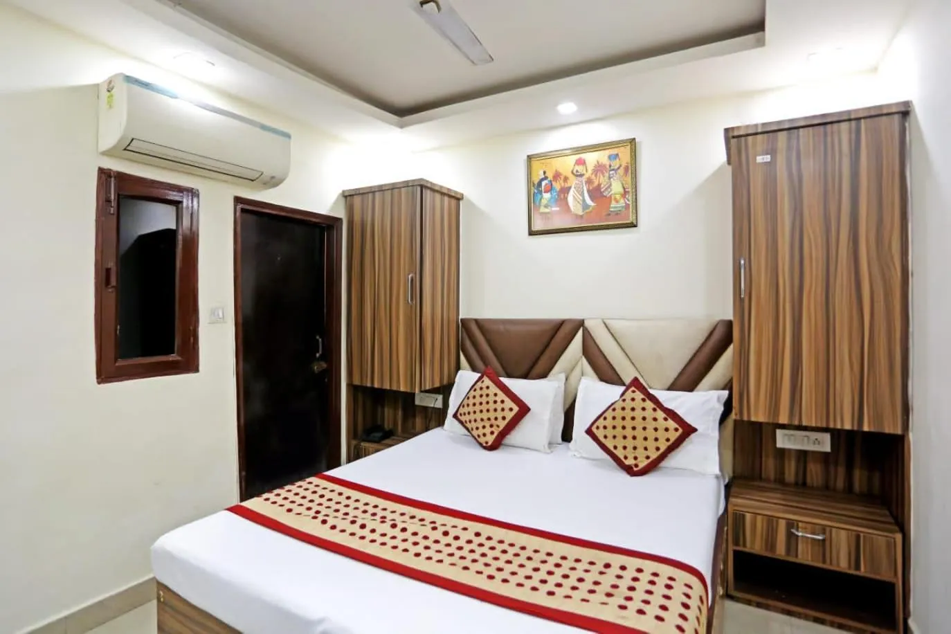 Photo of the whole room, Bed in Hotel Dreamland Dx-5 Mints walk From New Delhi Railways Station