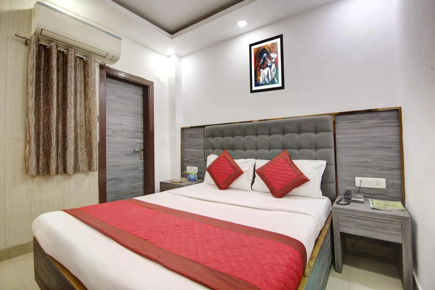 Bed in Hotel Dreamland Dx-5 Mints walk From New Delhi Railways Station