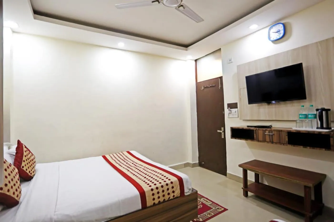 Bed in Hotel Dreamland Dx-5 Mints walk From New Delhi Railways Station