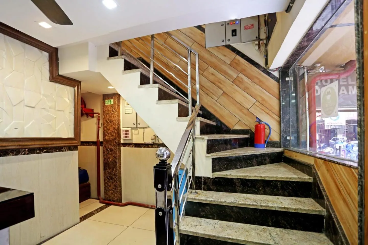 Lobby or reception in Hotel Dreamland Dx-5 Mints walk From New Delhi Railways Station