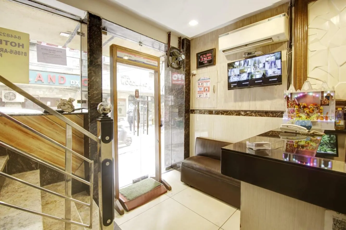 Lobby or reception in Hotel Dreamland Dx-5 Mints walk From New Delhi Railways Station