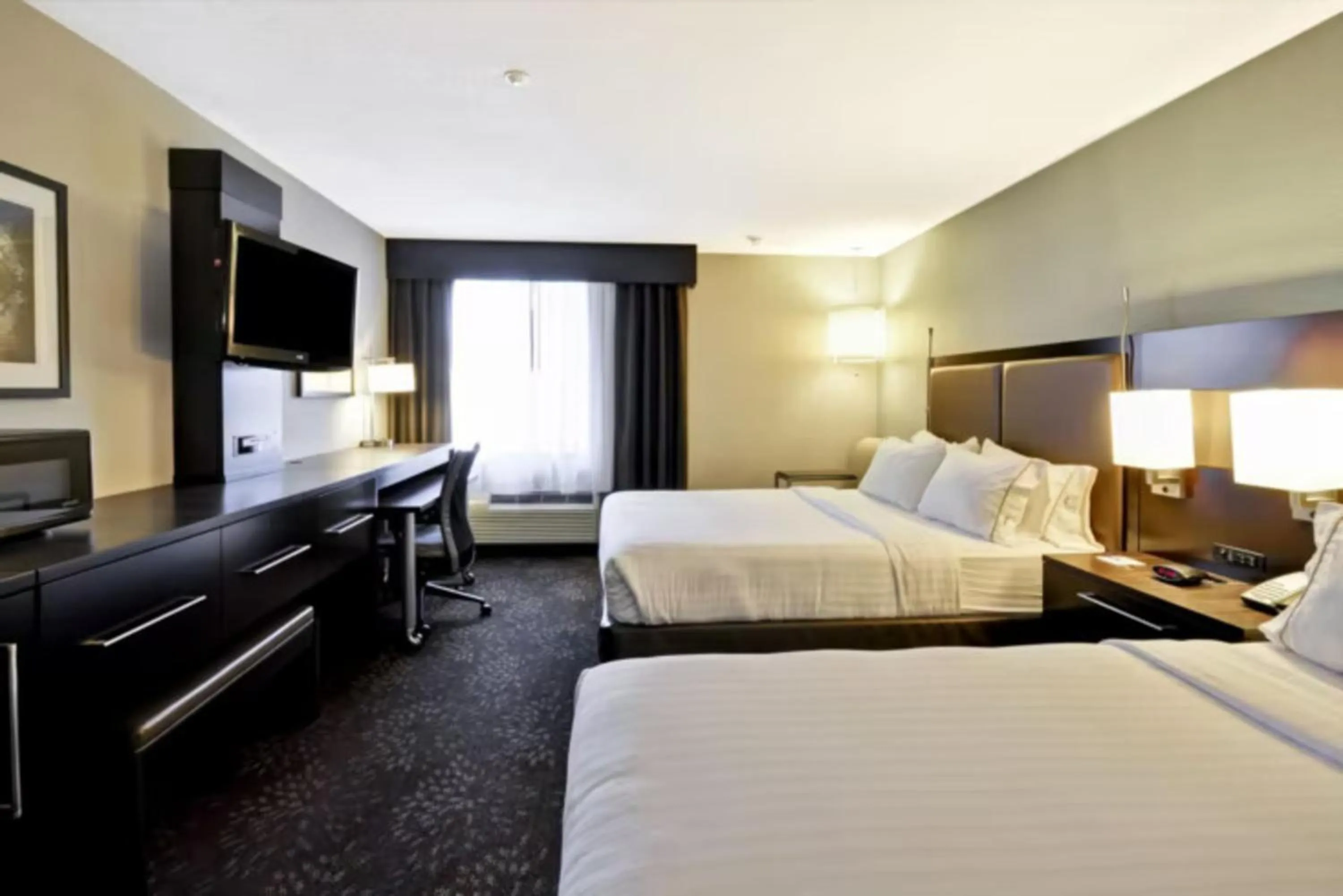Bed in Holiday Inn Express Romulus / Detroit Airport by IHG