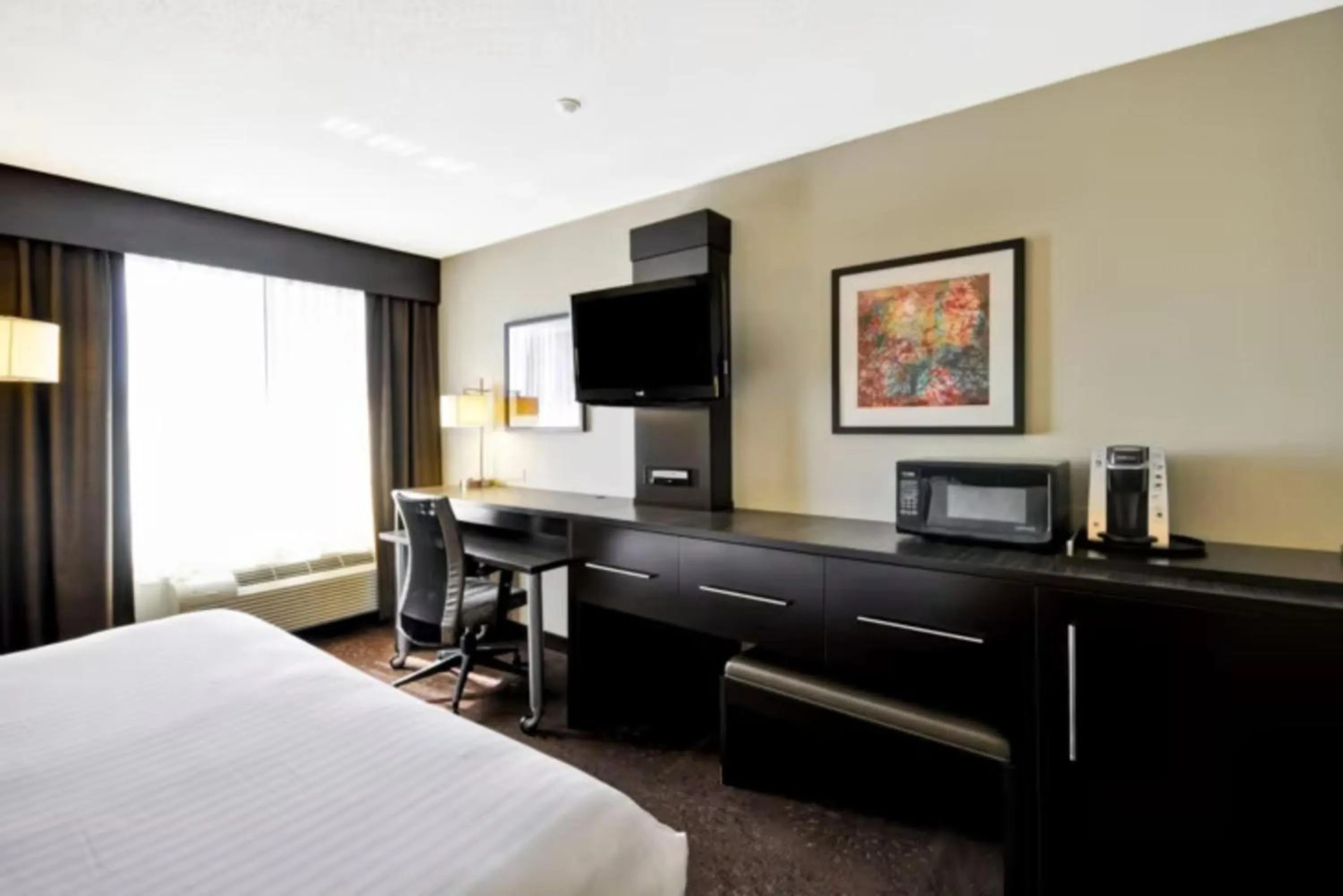 Bedroom, Bed in Holiday Inn Express Romulus / Detroit Airport by IHG