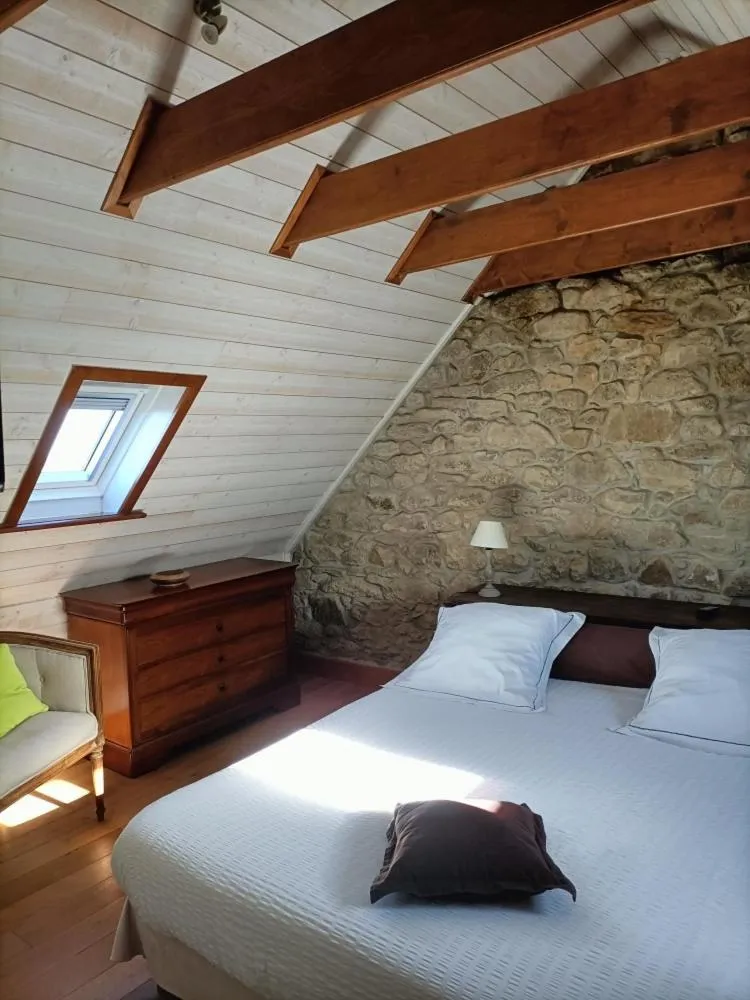 Photo of the whole room, Bed in Oudoty