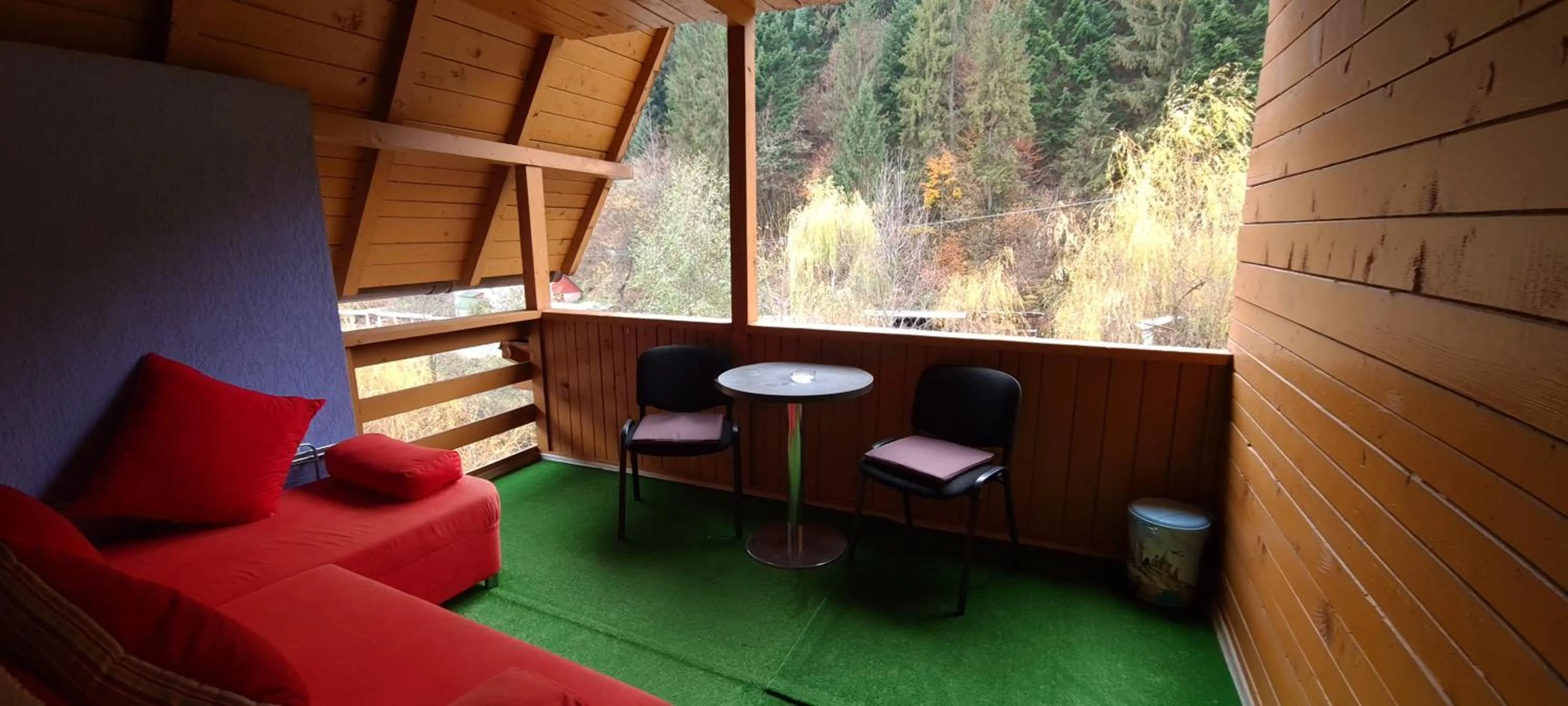 Seating area in Pensiunea Aurora - Great Hostel Voineasa