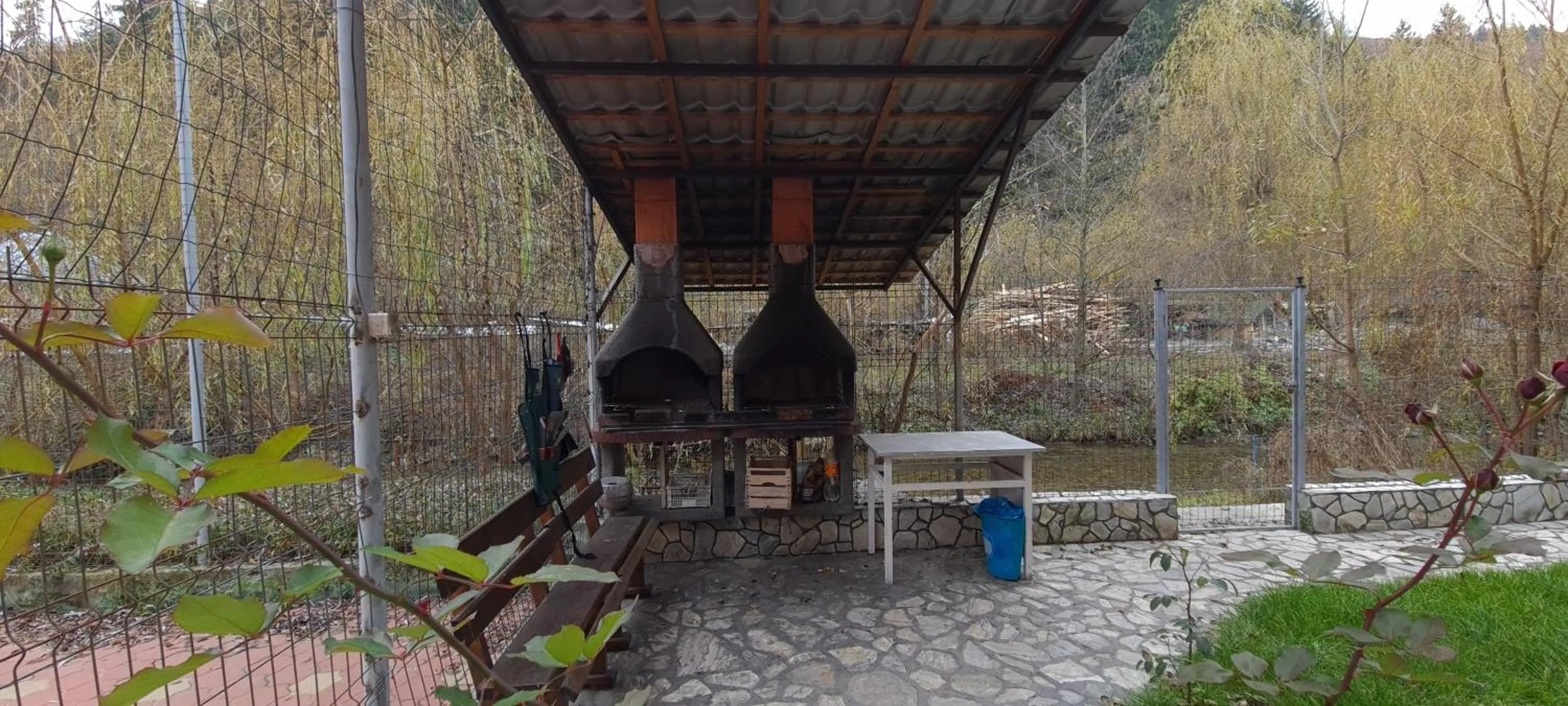 BBQ facilities in Pensiunea Aurora - Great Hostel Voineasa