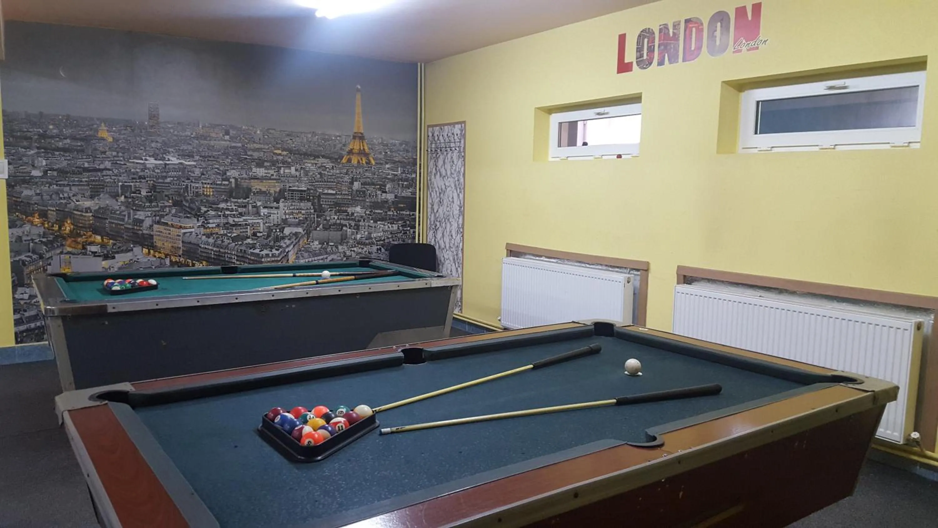 Billiard in Pensiunea Aurora - Great Hostel Voineasa