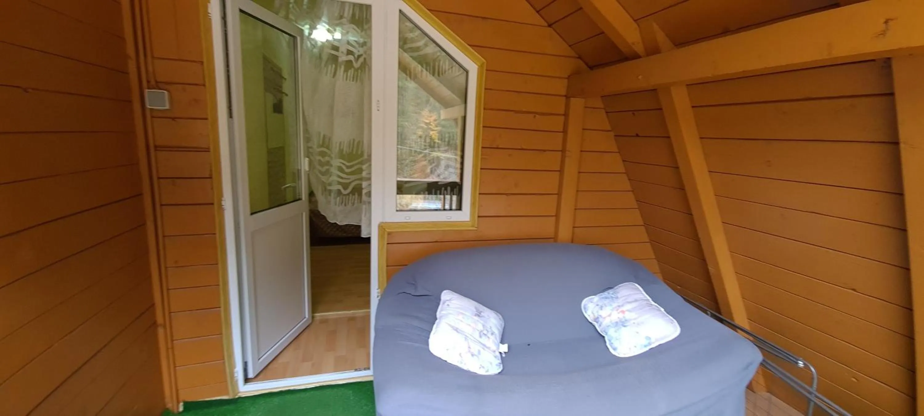 Balcony/Terrace in Pensiunea Aurora - Great Hostel Voineasa