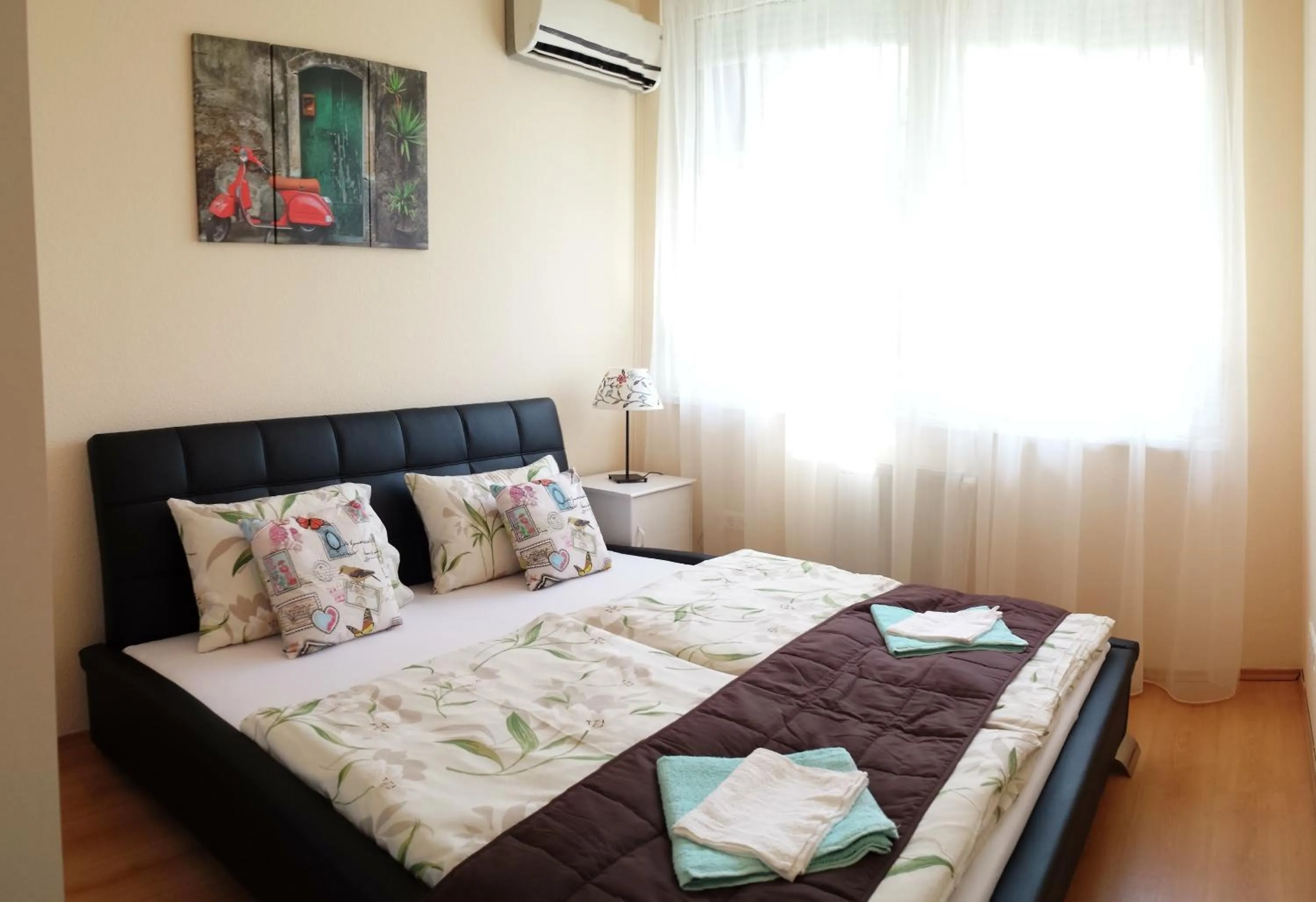 Bedroom, Bed in Garden House