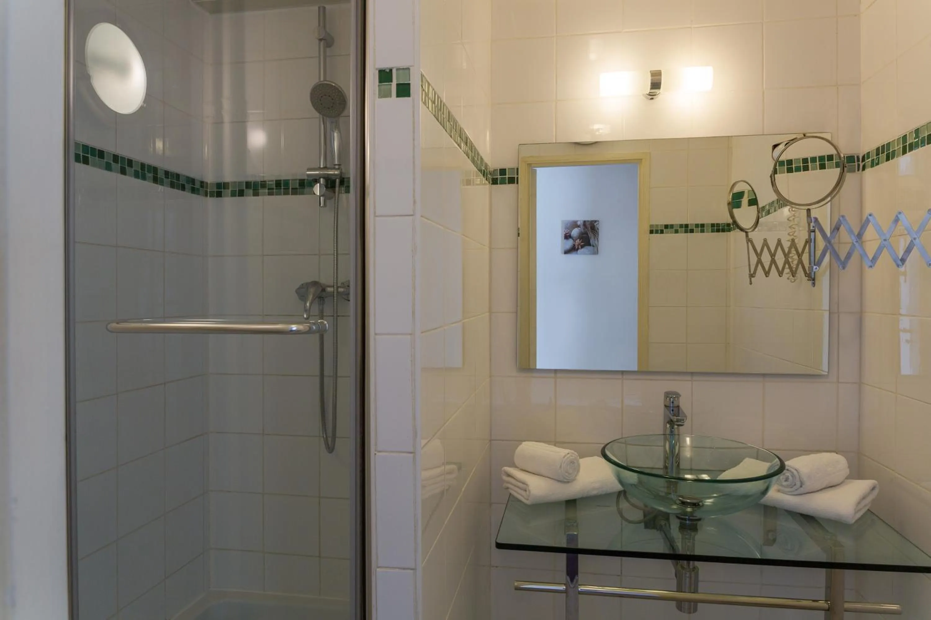 Shower in The Originals City, Hôtel Villancourt, Grenoble Sud