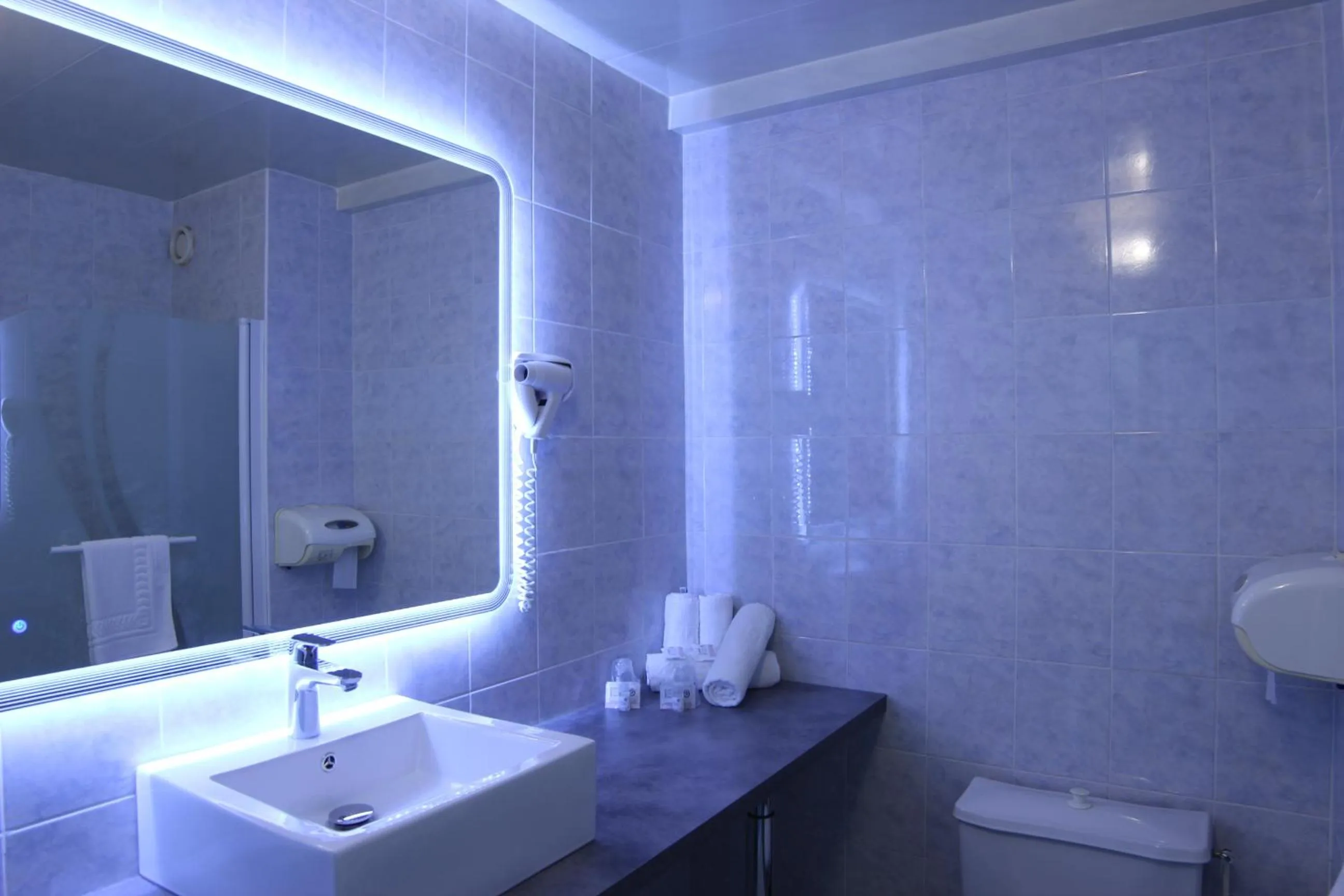 Bathroom in The Originals City, Hôtel Villancourt, Grenoble Sud