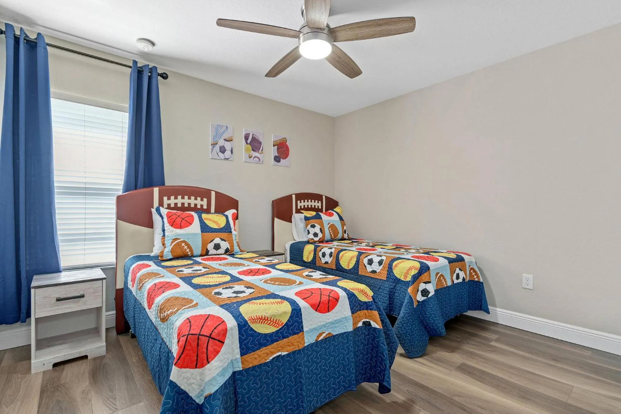 Bed in WindsorHills Villa Pool Resort Amenities Minutes to Disney