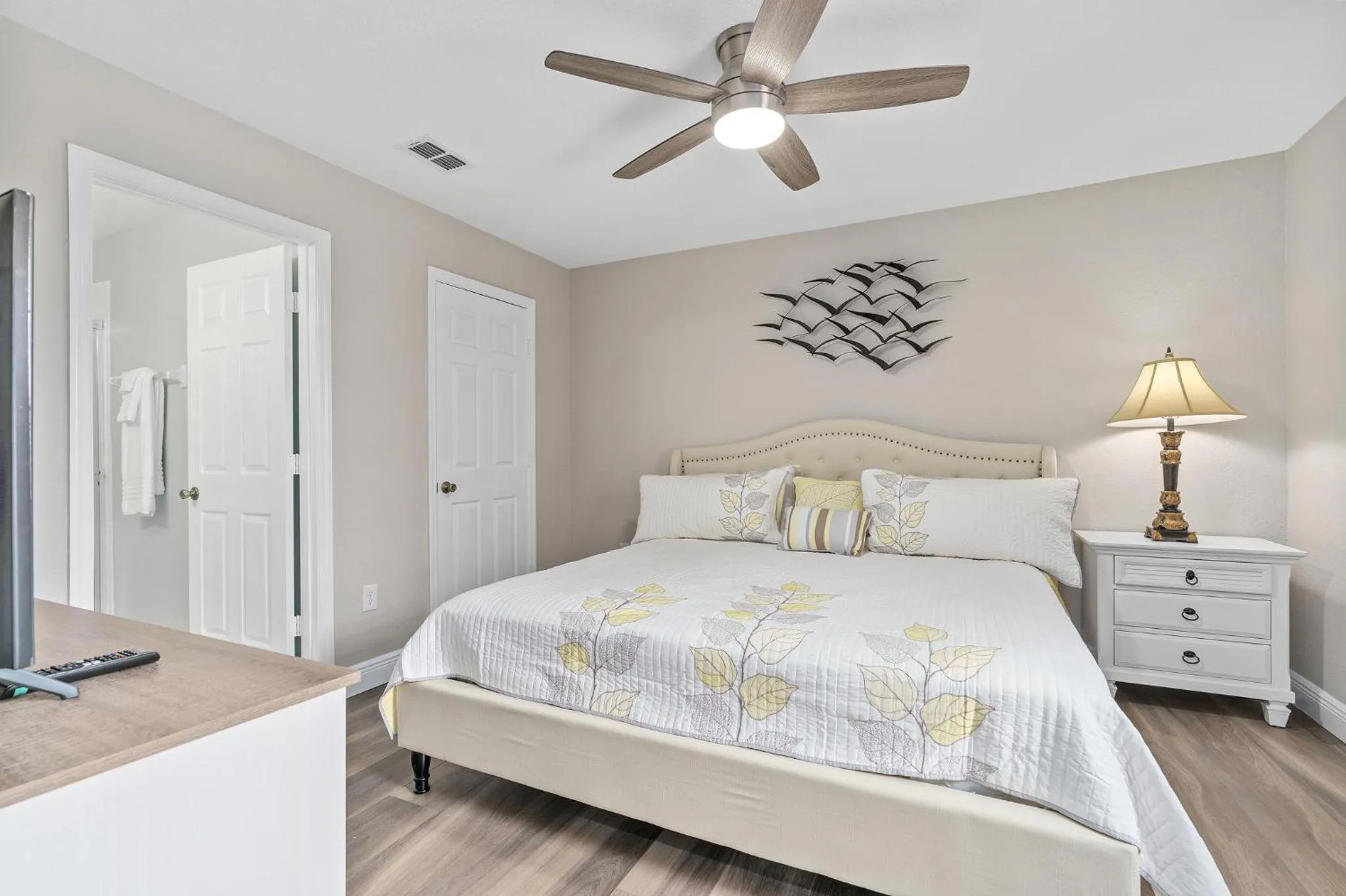 Bed in WindsorHills Villa Pool Resort Amenities Minutes to Disney