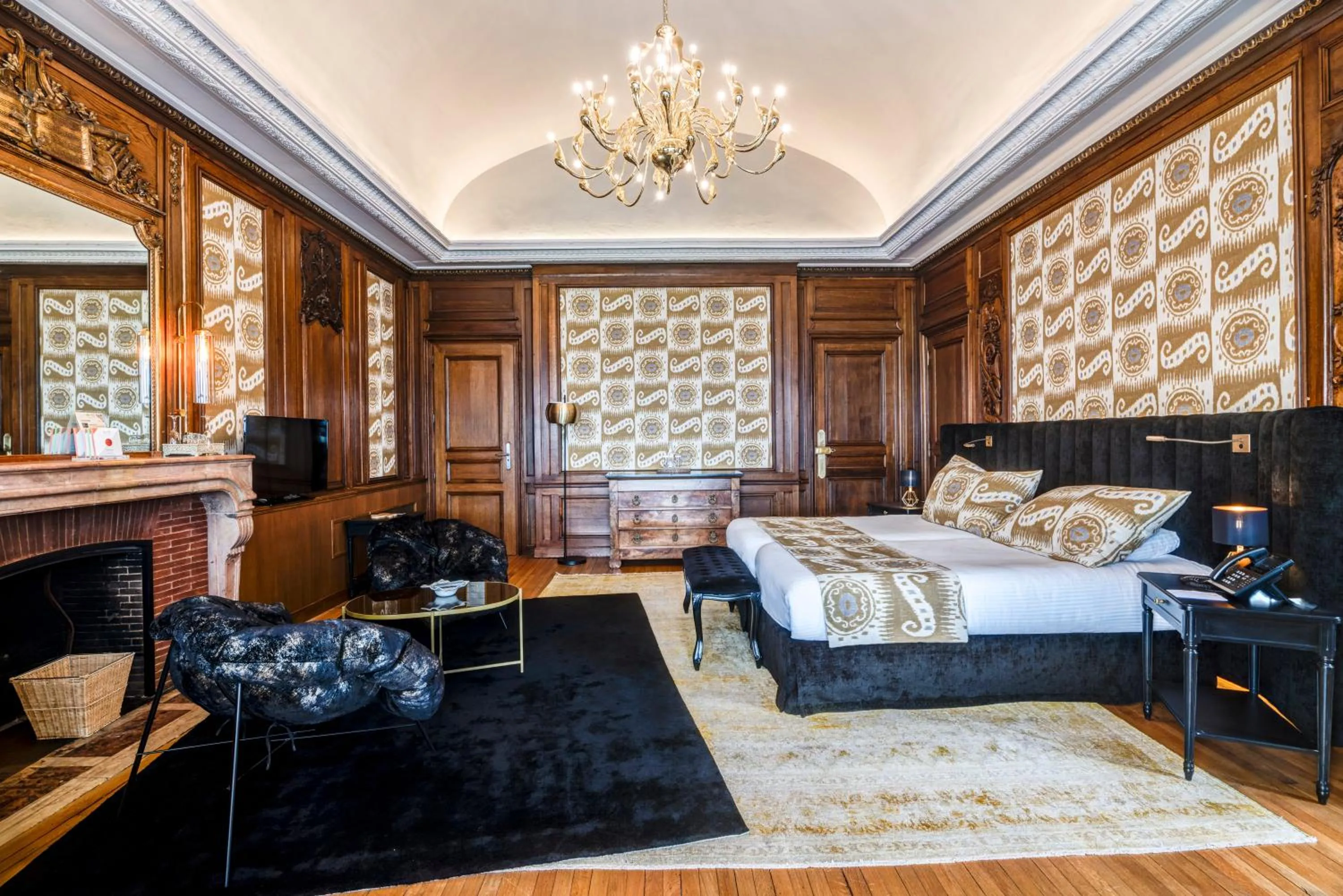 Bed in Château des Avenieres - Relais & Châteaux