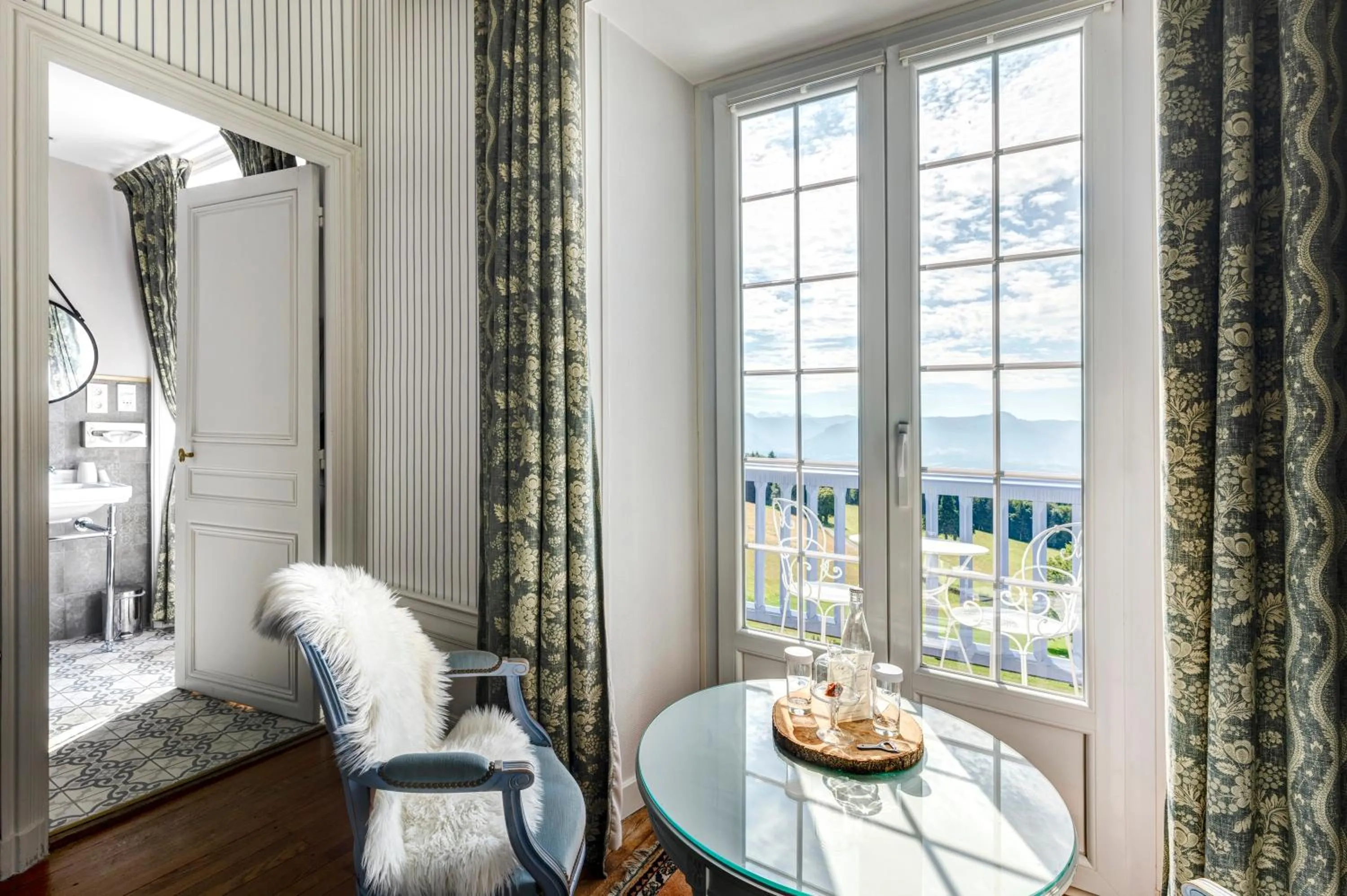 Natural landscape, Bed in Château des Avenieres - Relais & Châteaux