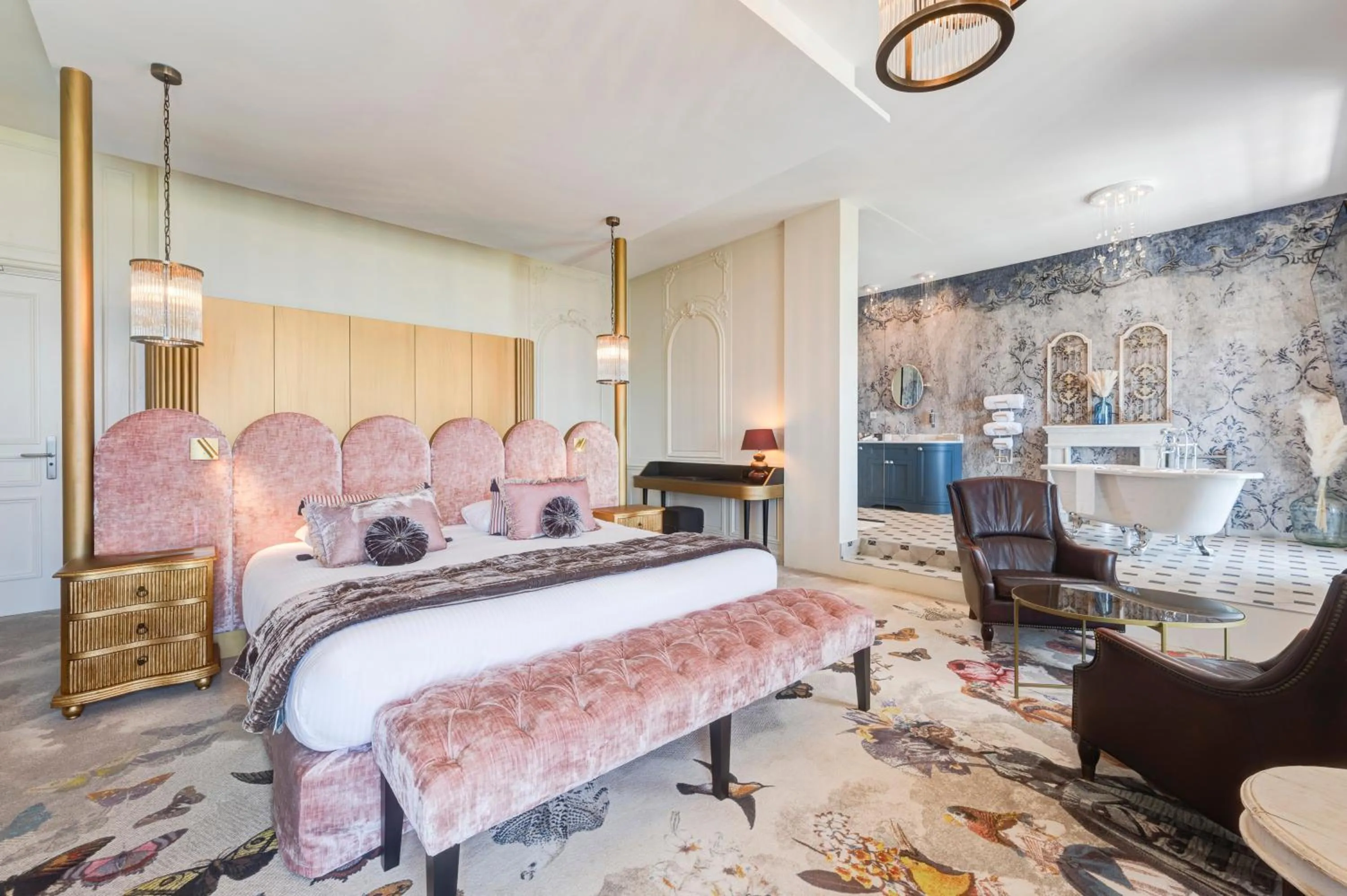 Bed in Château des Avenieres - Relais & Châteaux