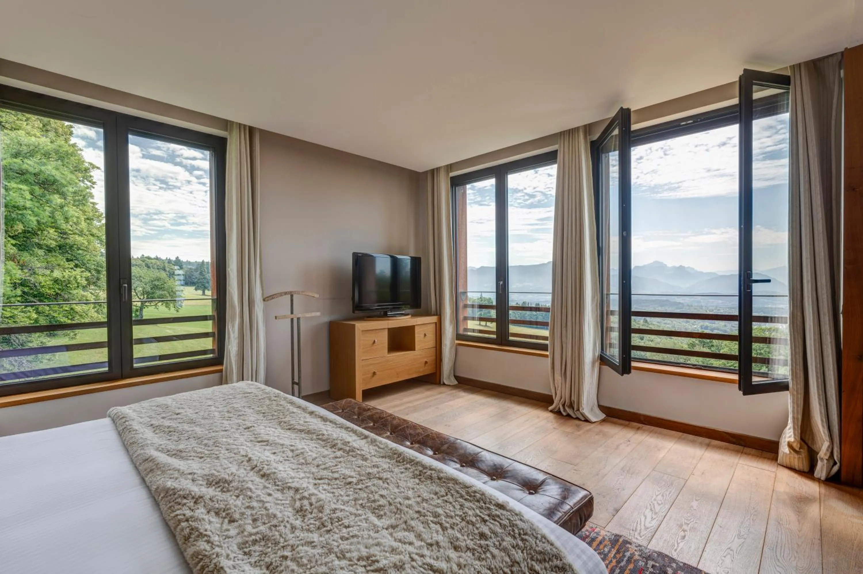 Bed in Château des Avenieres - Relais & Châteaux