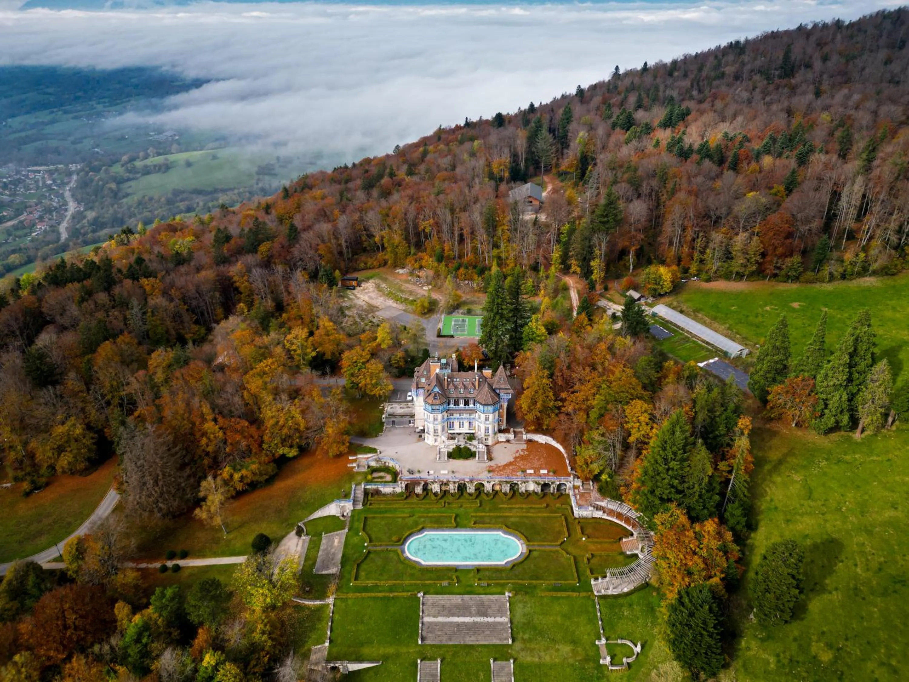 Property building in Château des Avenieres