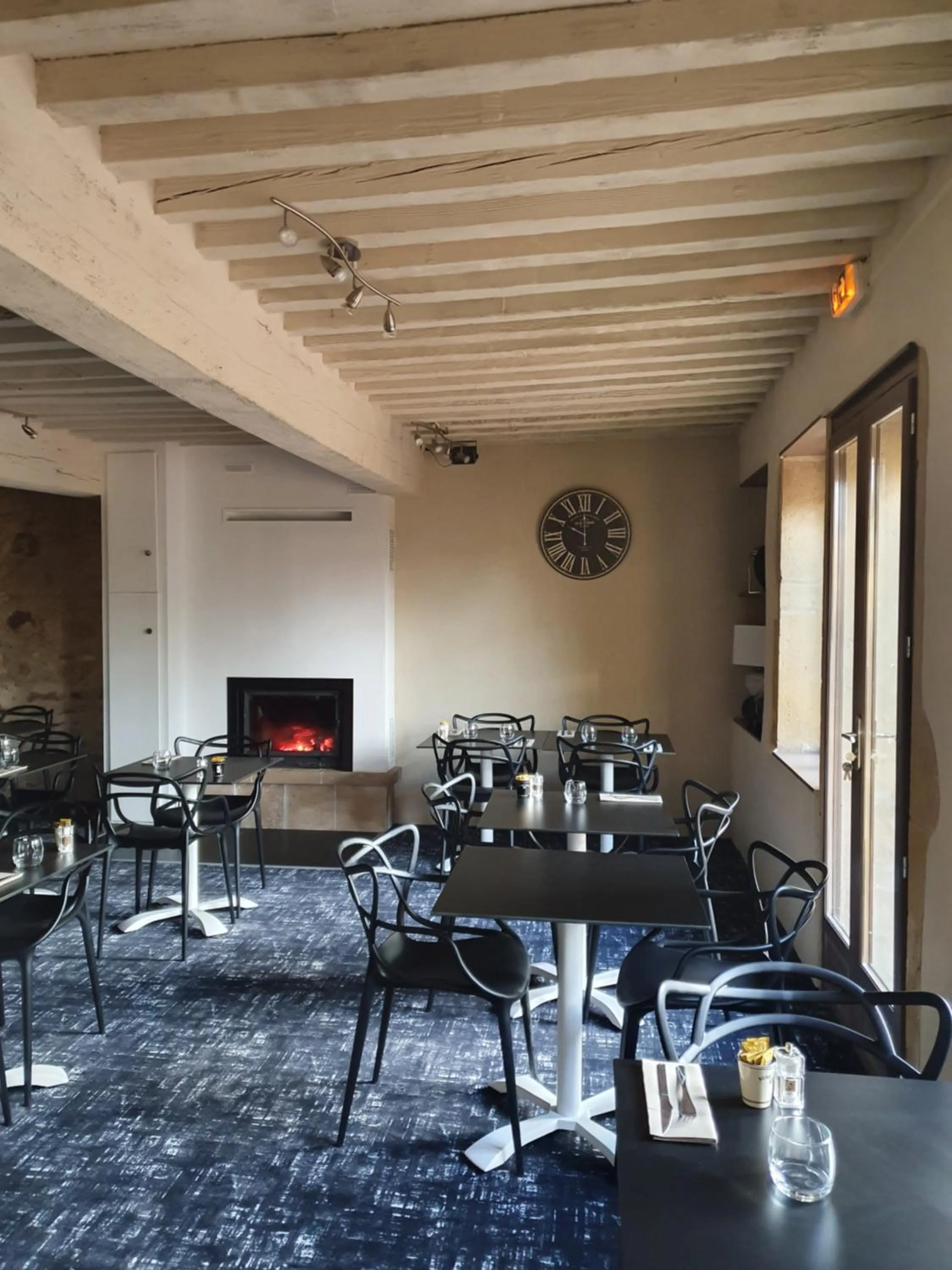 Restaurant/places to eat in Delfotel