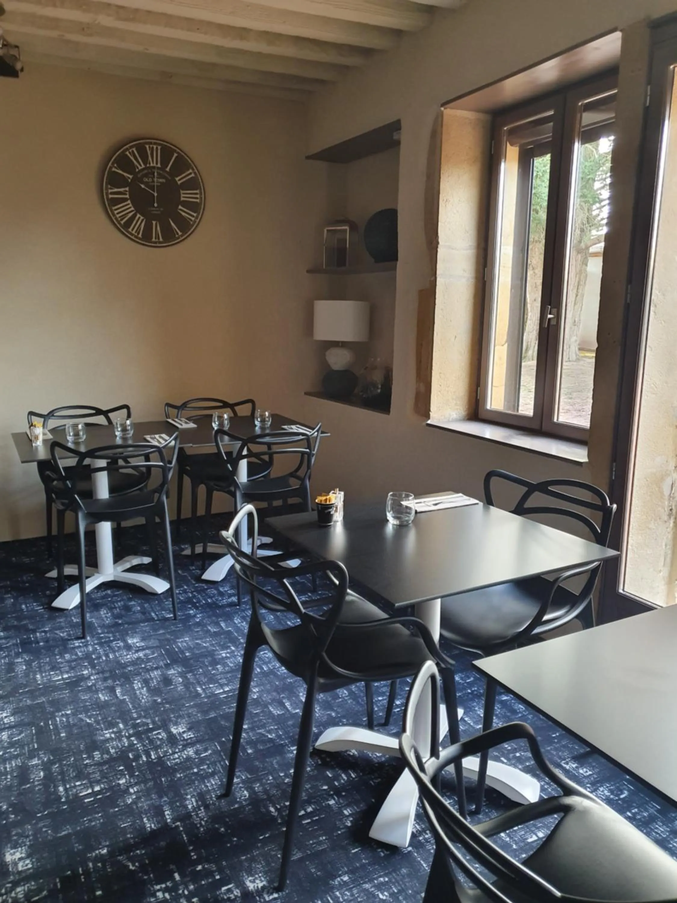 Restaurant/places to eat in Delfotel