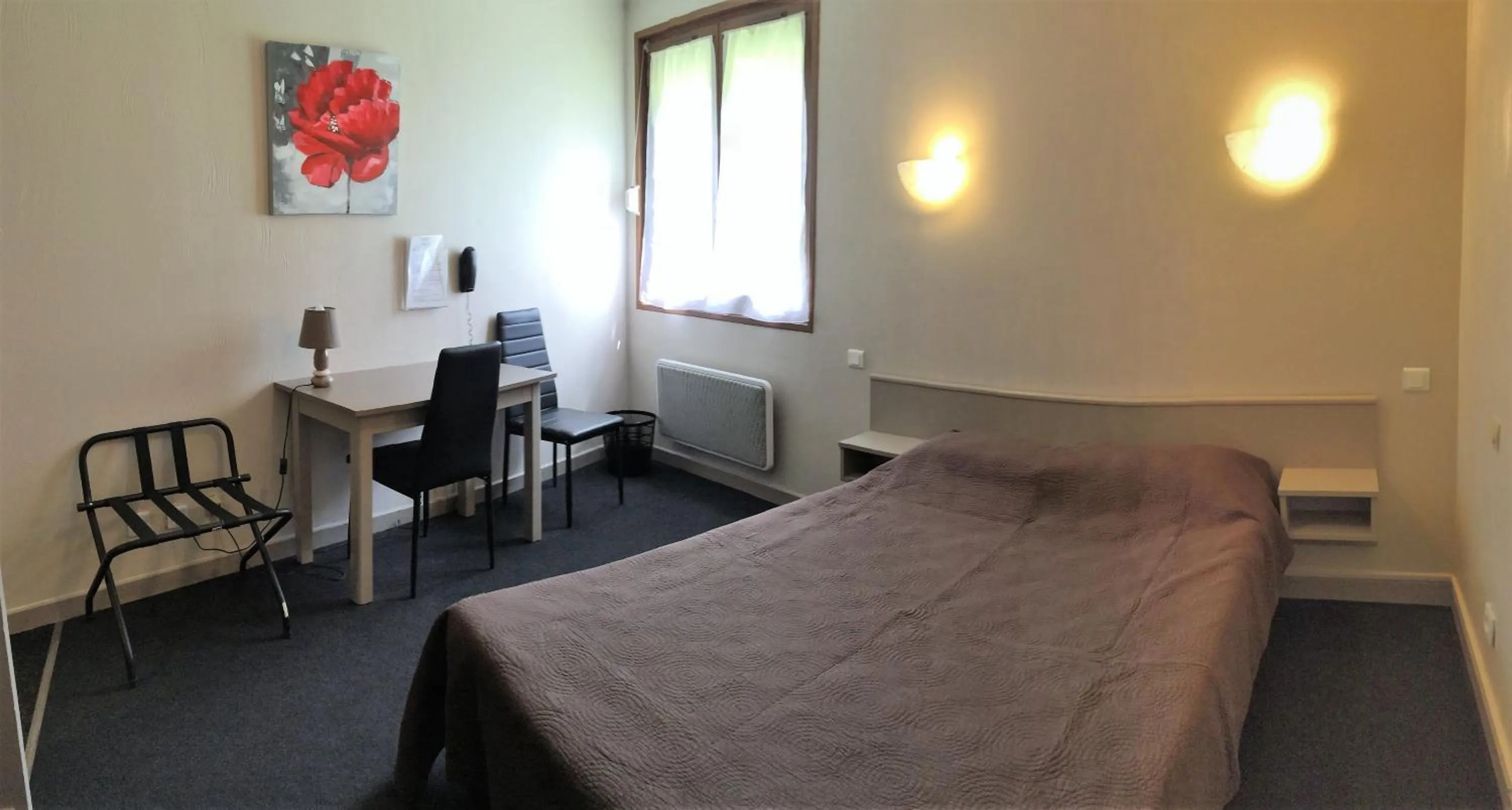 Photo of the whole room, Bed in Delfotel