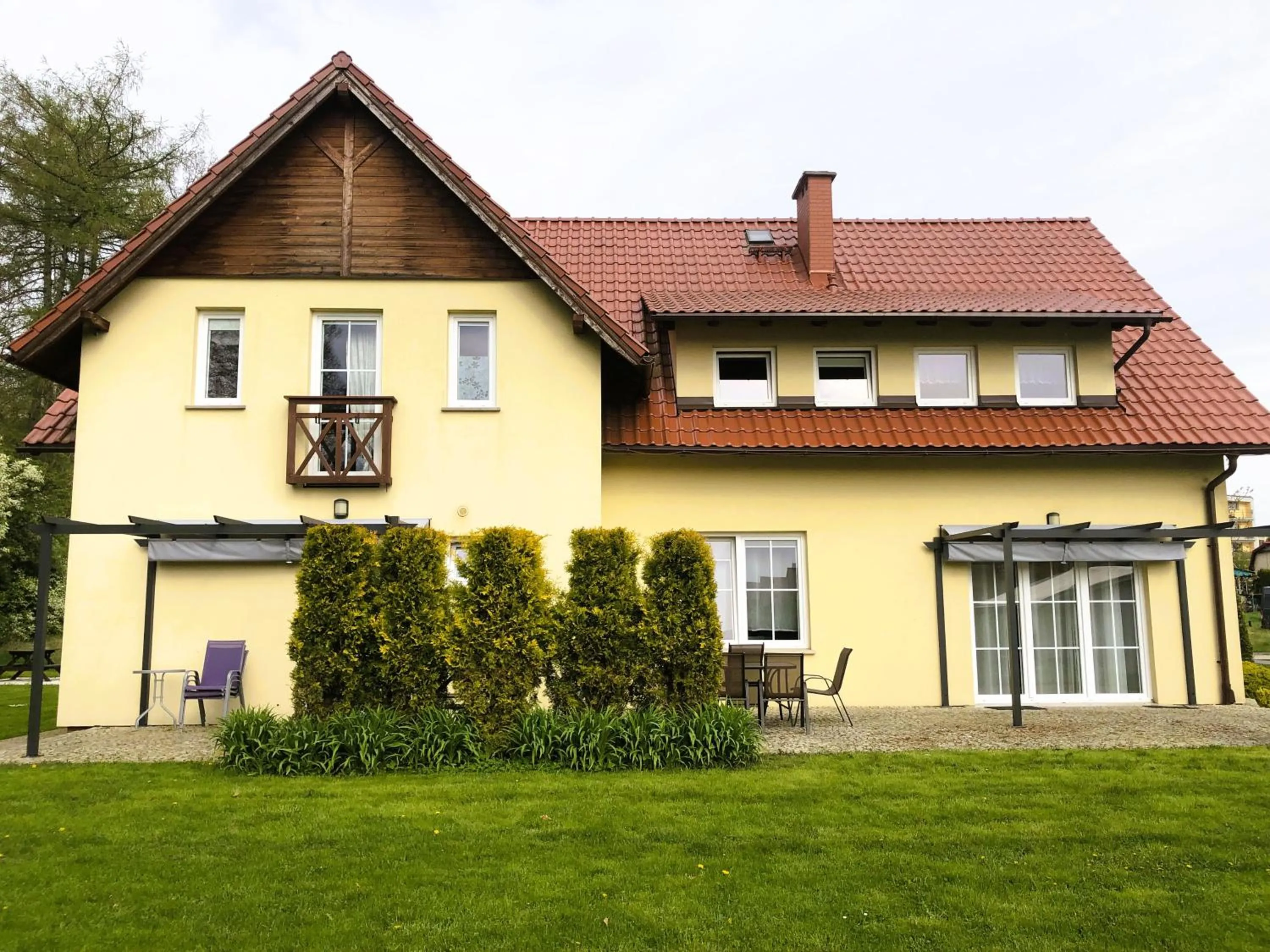 Property building in ApartamentyKudowa - Willa Pod Dębami z ogrodem i parkingiem,