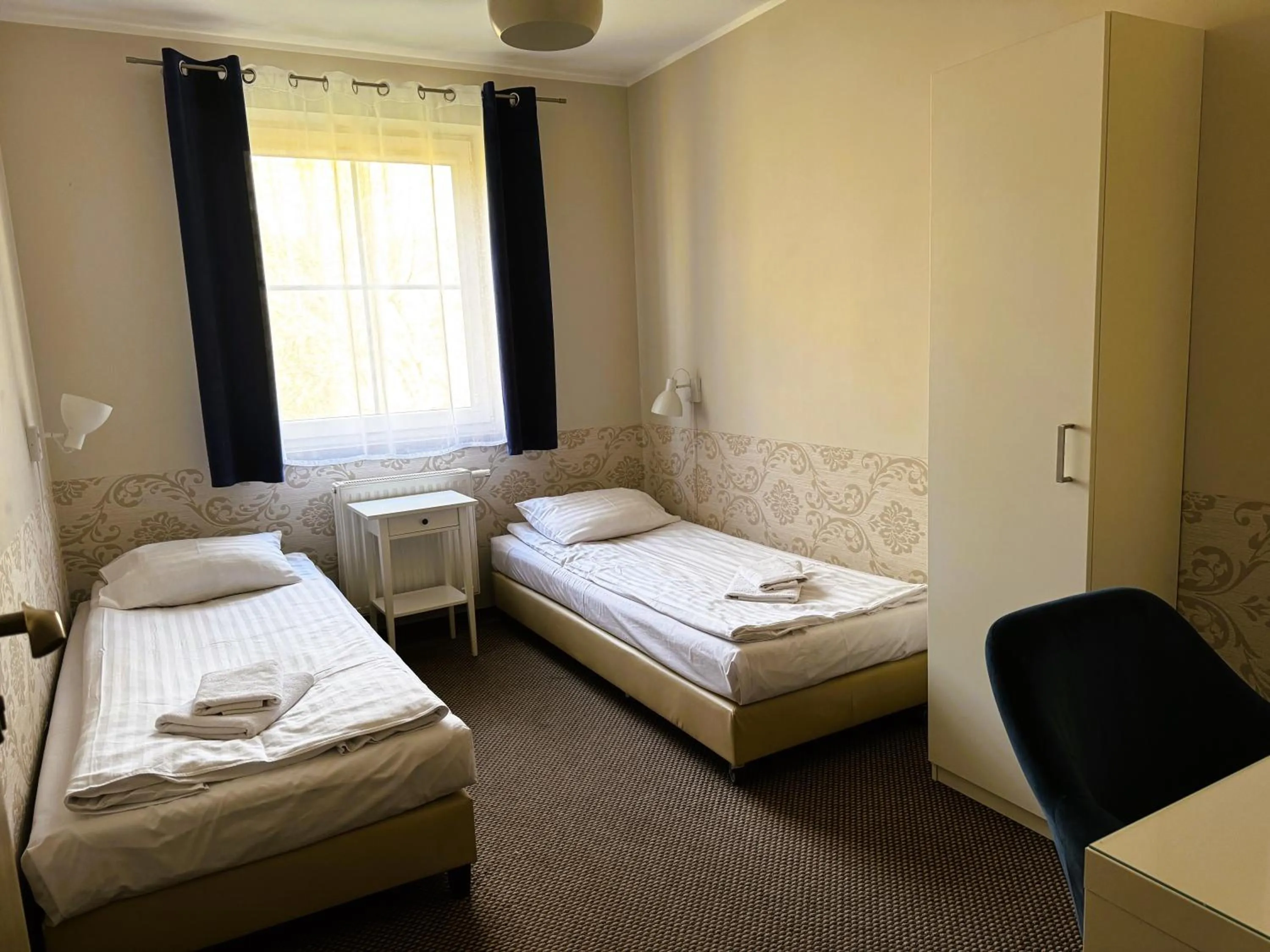 Bed in ApartamentyKudowa - Willa Pod Dębami z ogrodem i parkingiem,