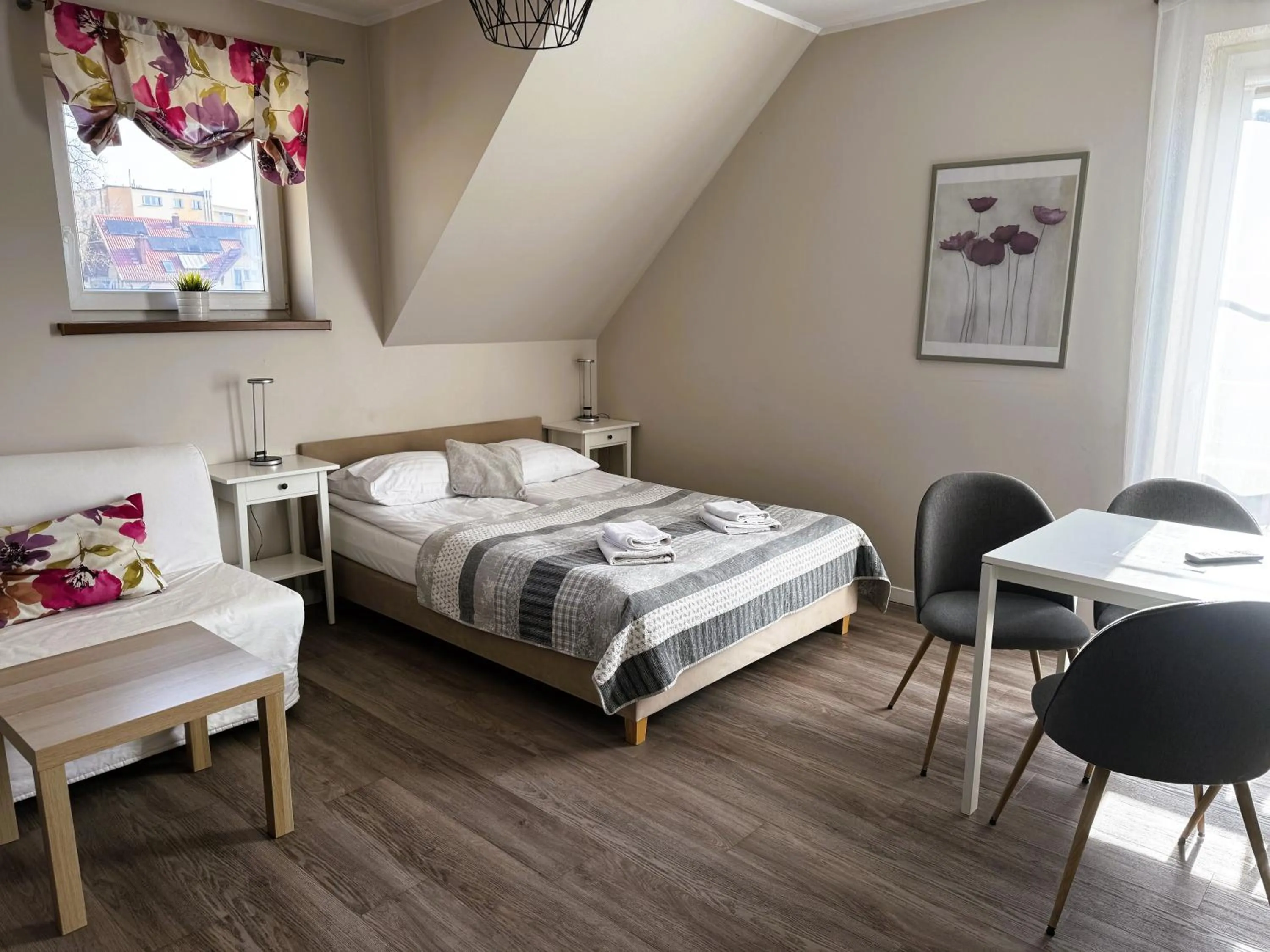 Bed in ApartamentyKudowa - Willa Pod Dębami z ogrodem i parkingiem,