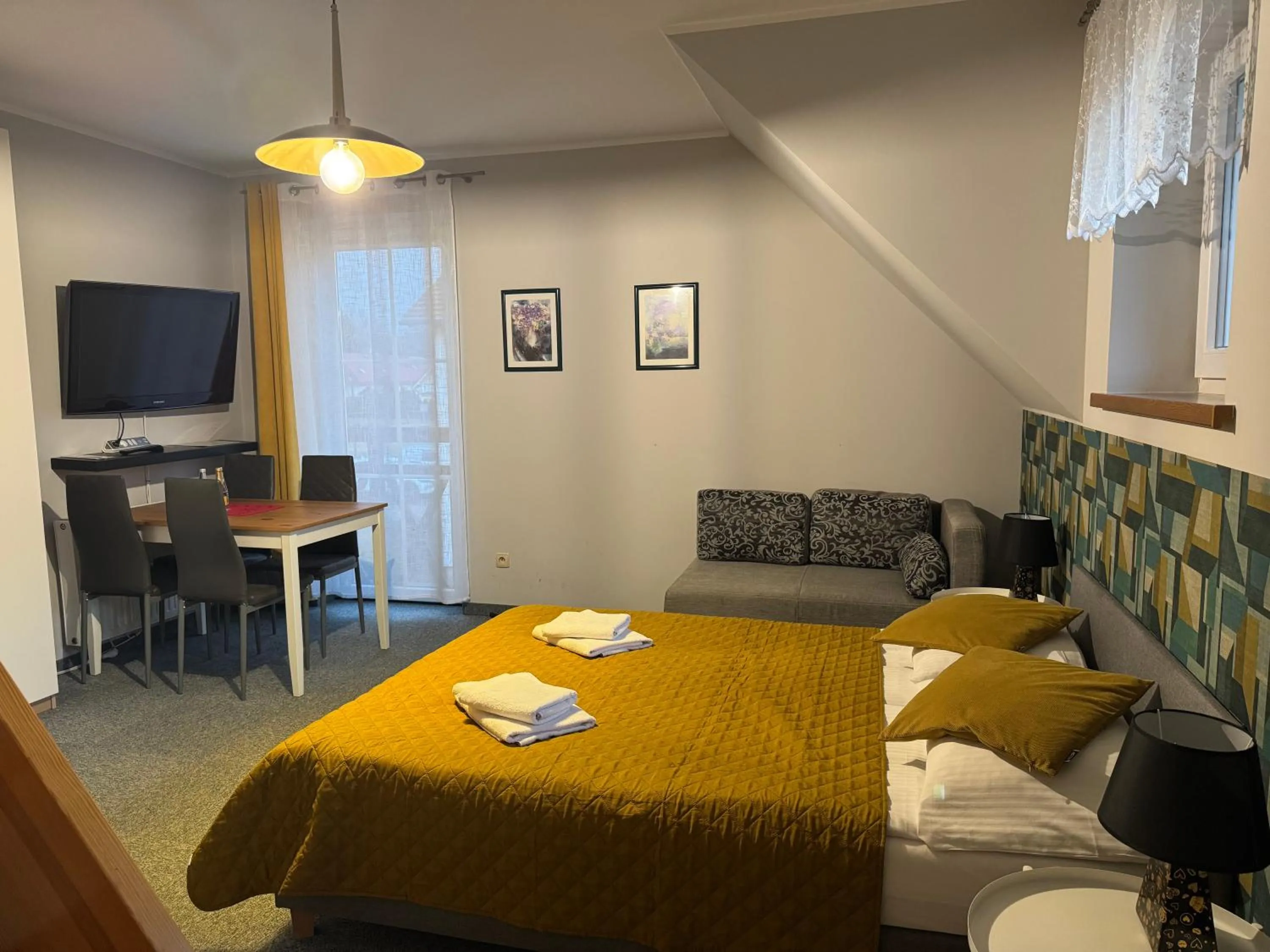 Bed in ApartamentyKudowa - Willa Pod Dębami z ogrodem i parkingiem,