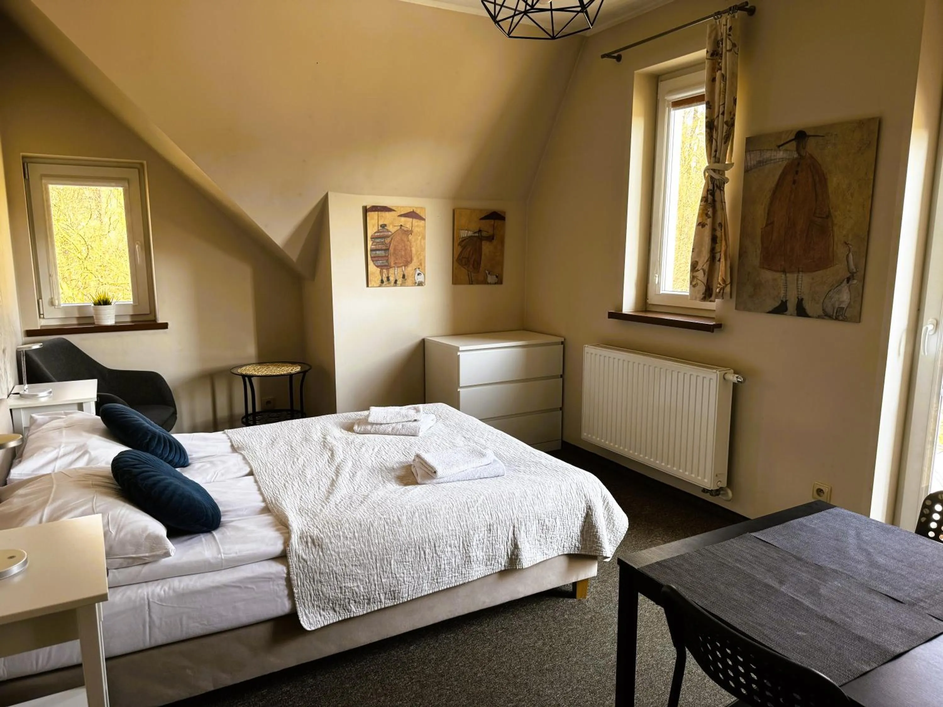 Bed in ApartamentyKudowa - Willa Pod Dębami z ogrodem i parkingiem,