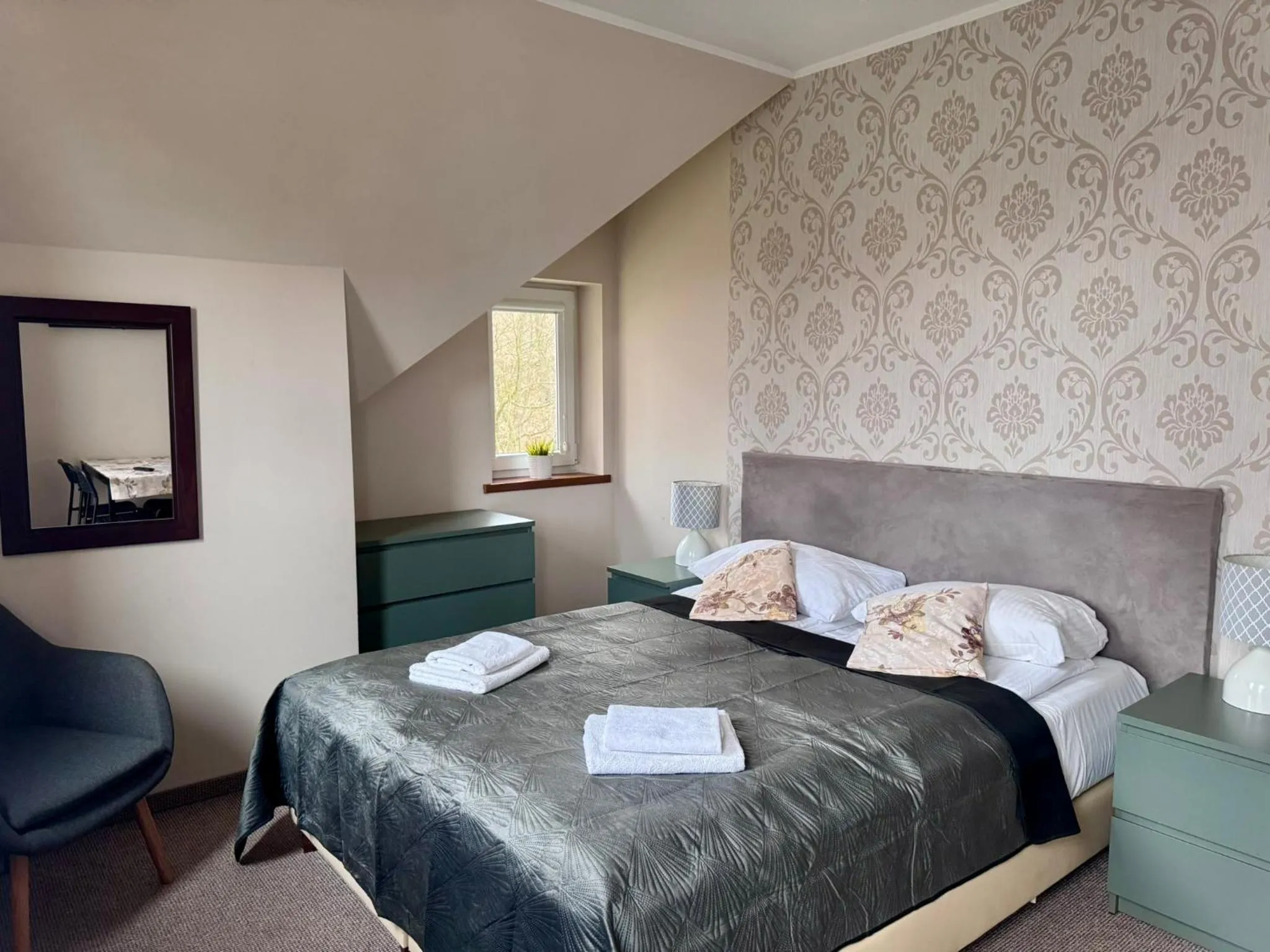 Bed in ApartamentyKudowa - Willa Pod Dębami z ogrodem i parkingiem,