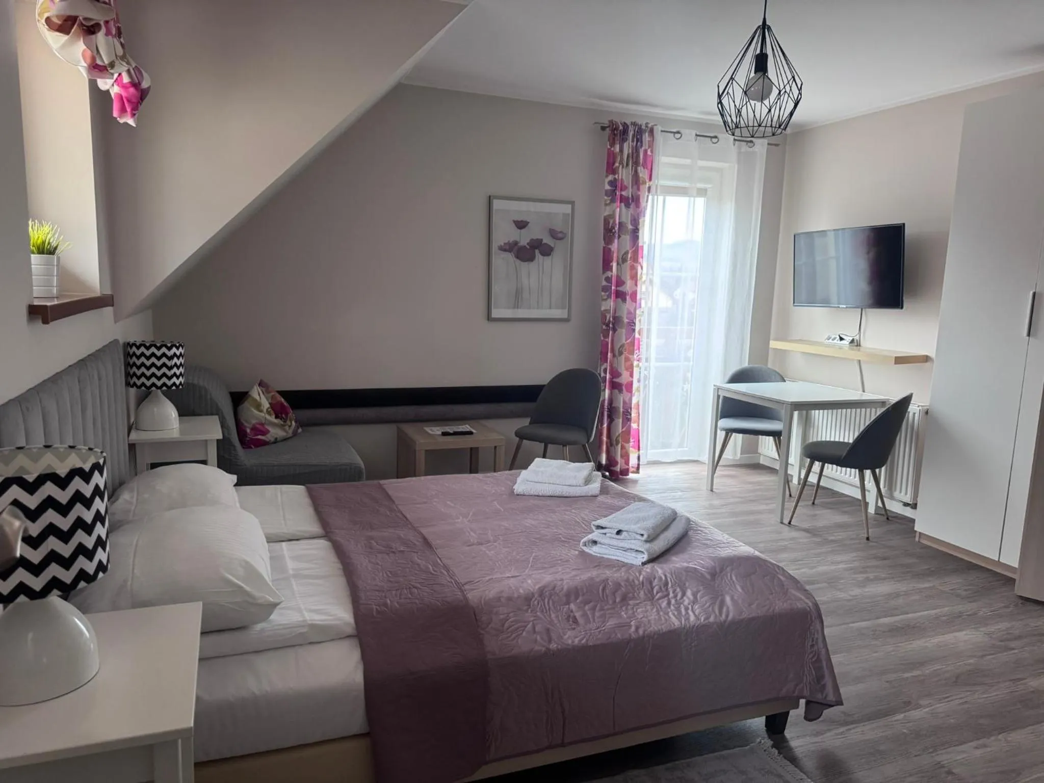 Bed in ApartamentyKudowa - Willa Pod Dębami z ogrodem i parkingiem,