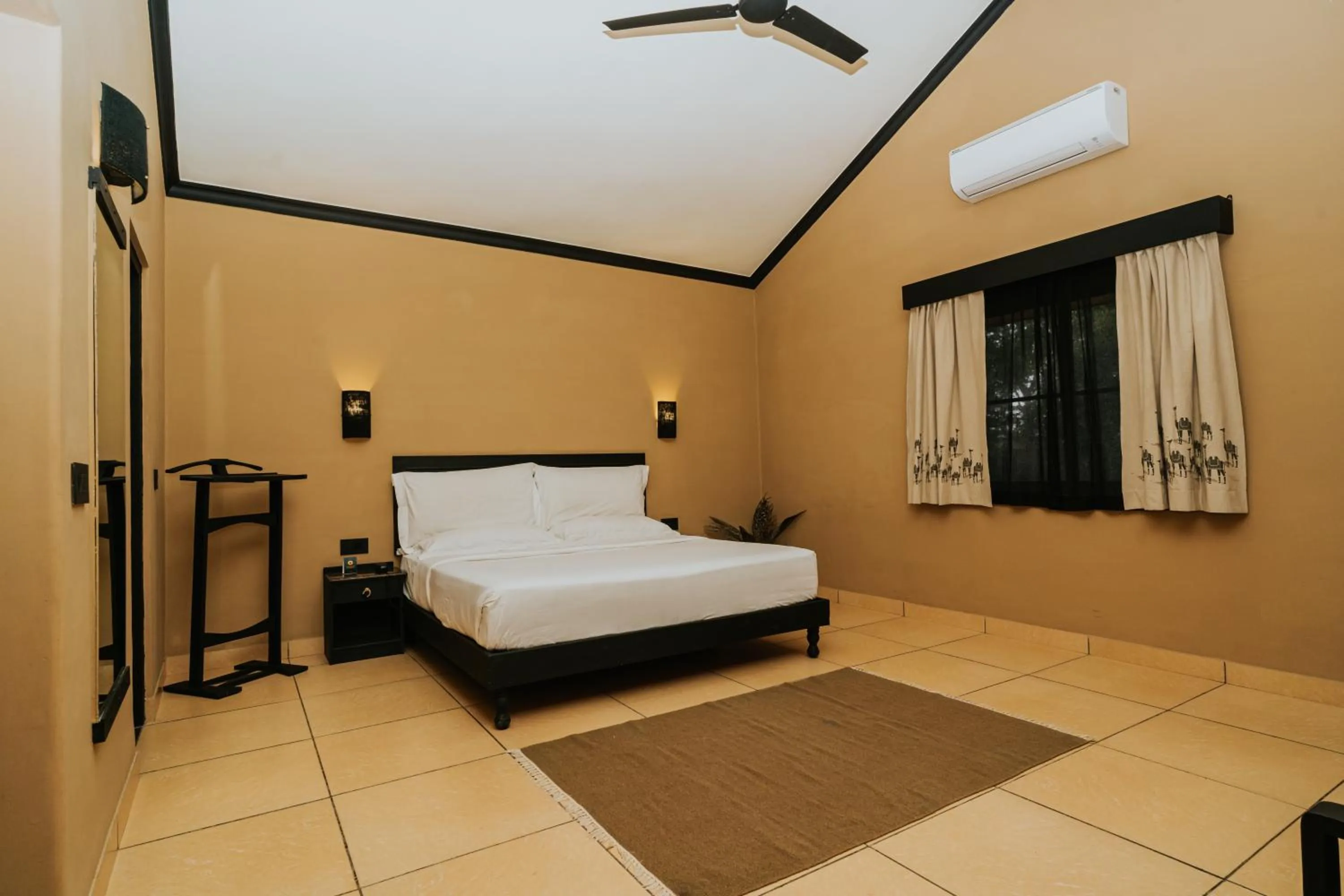 Photo of the whole room, Bed in Clarks Safari Pushkar