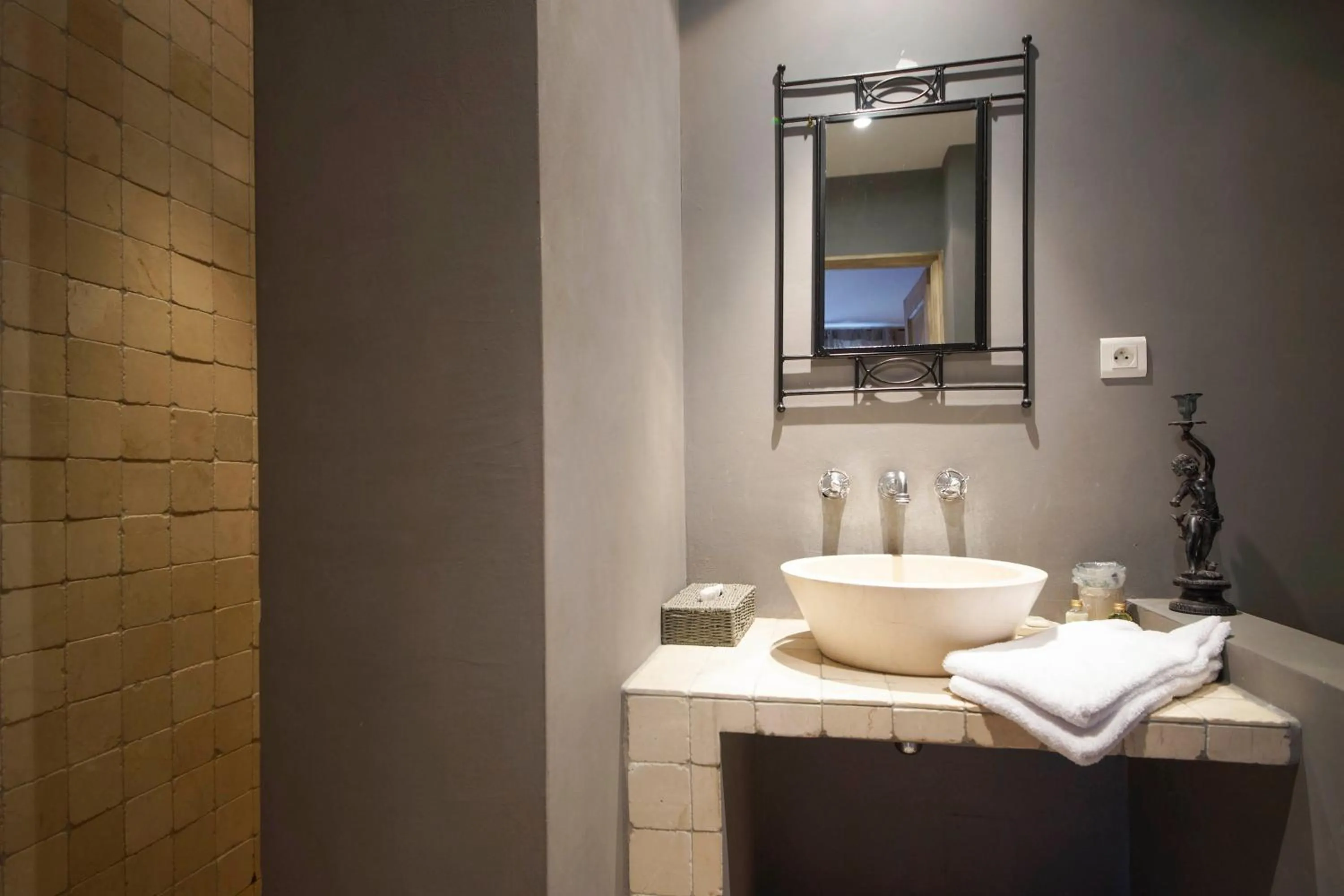 Bathroom in Hôtel de la Tour