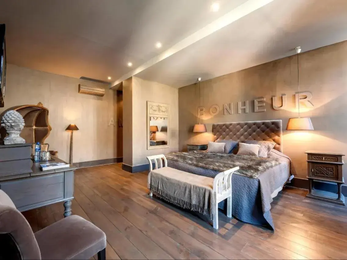 Triple Room in Hôtel de la Tour Triple Room in Hôtel de la Tour