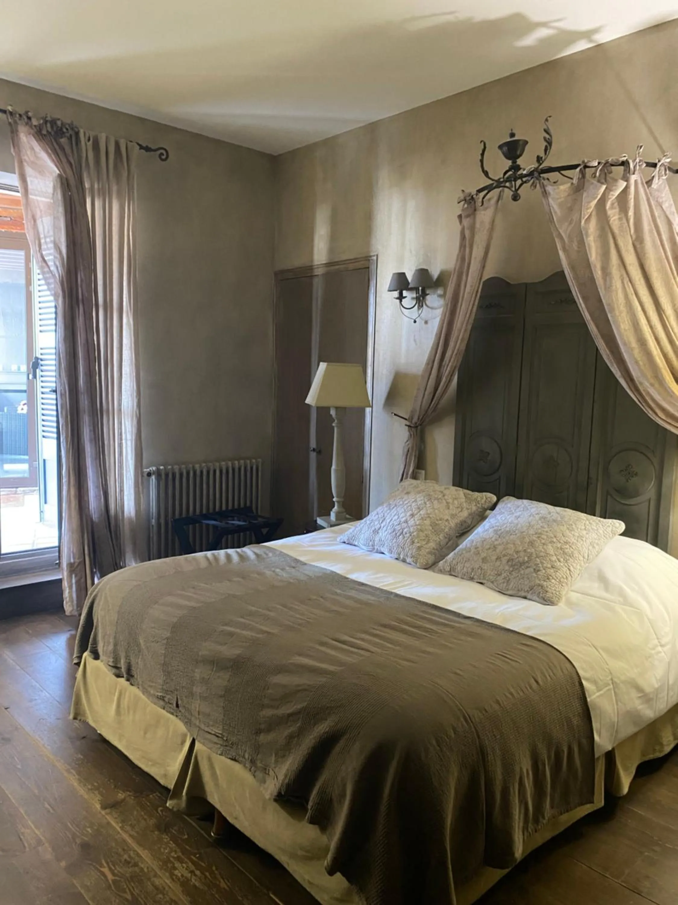 Photo of the whole room, Bed in Hôtel de la Tour