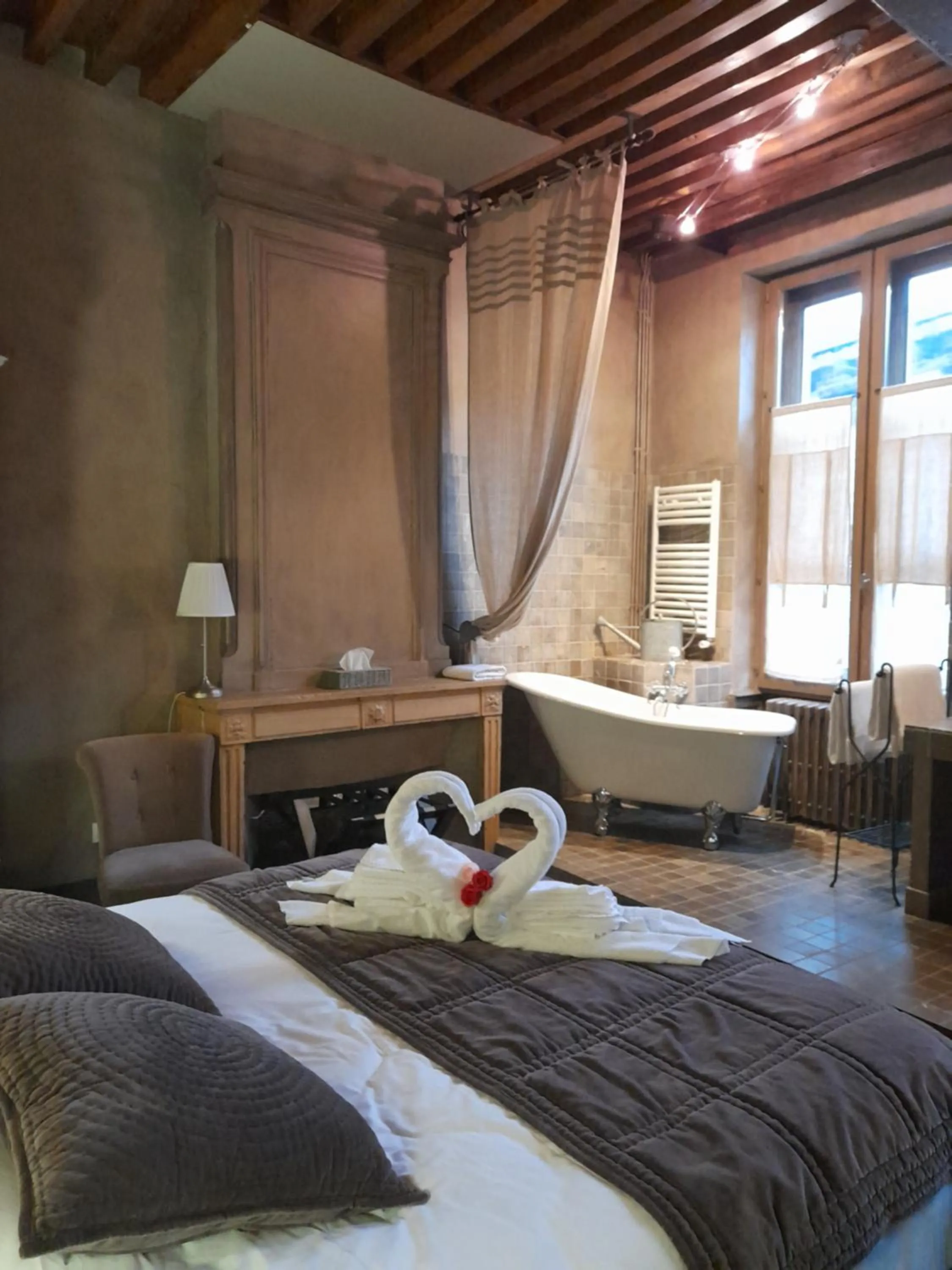 Property building, Bed in Hôtel de la Tour