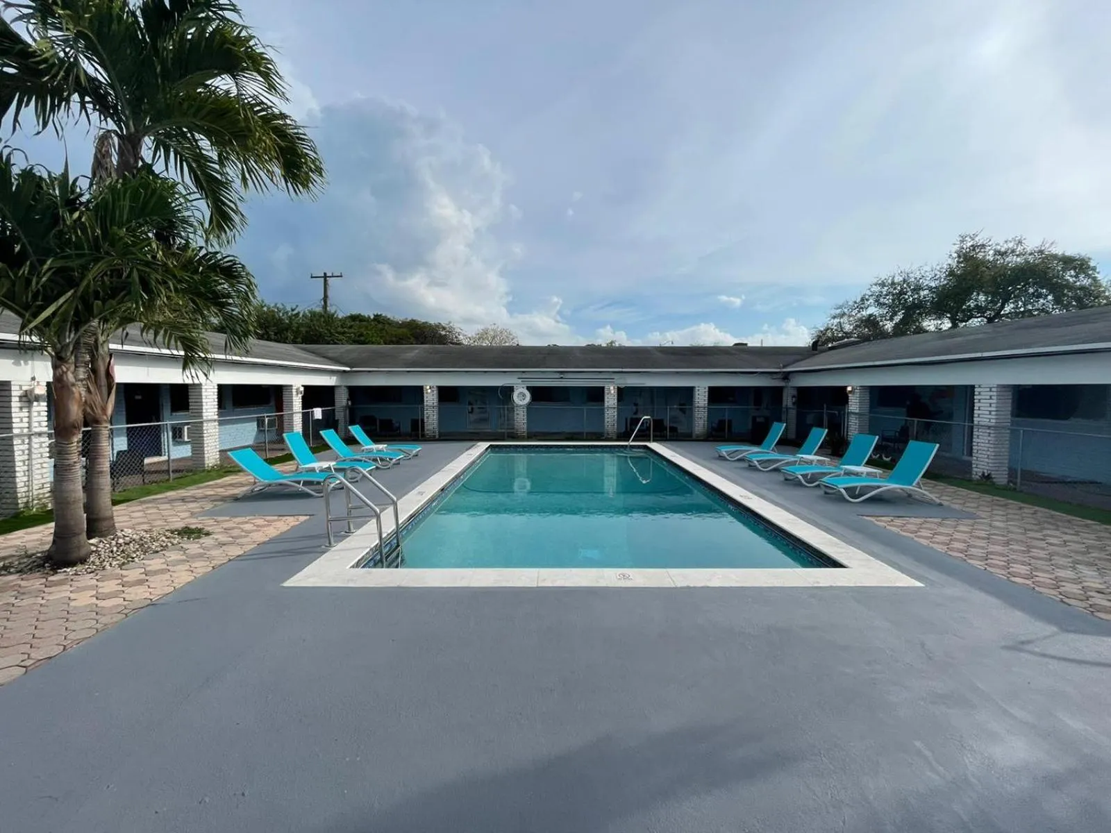 Property building in Hollywood Gardens Inn & Suites