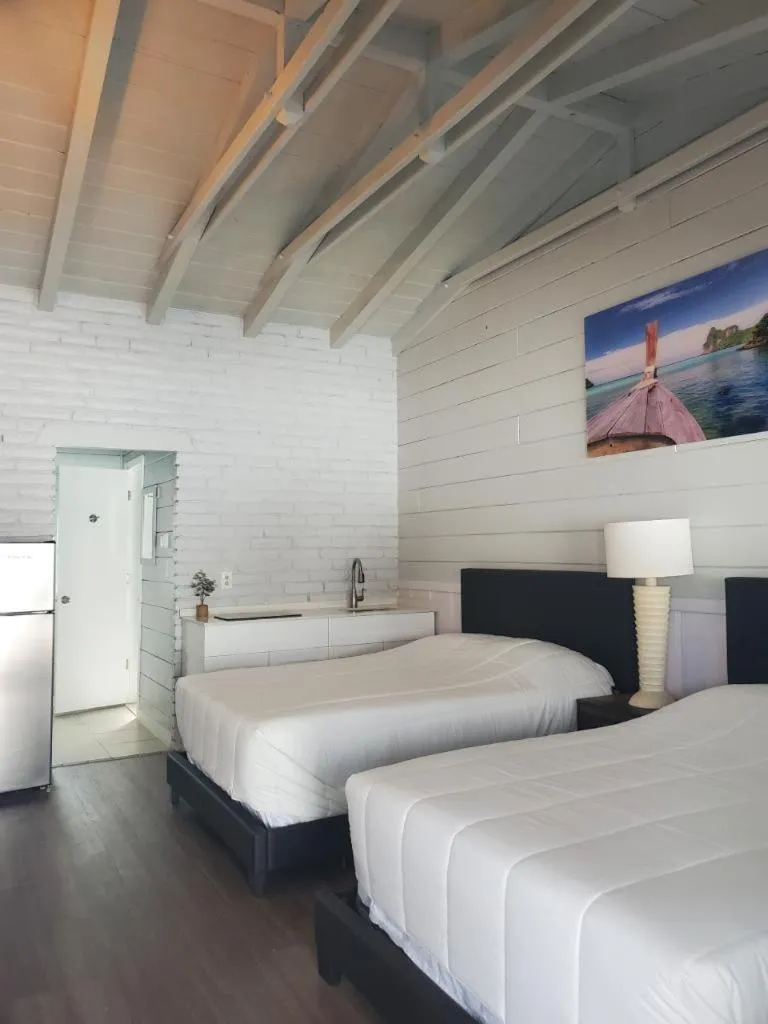 Bed in Hollywood Gardens Inn & Suites