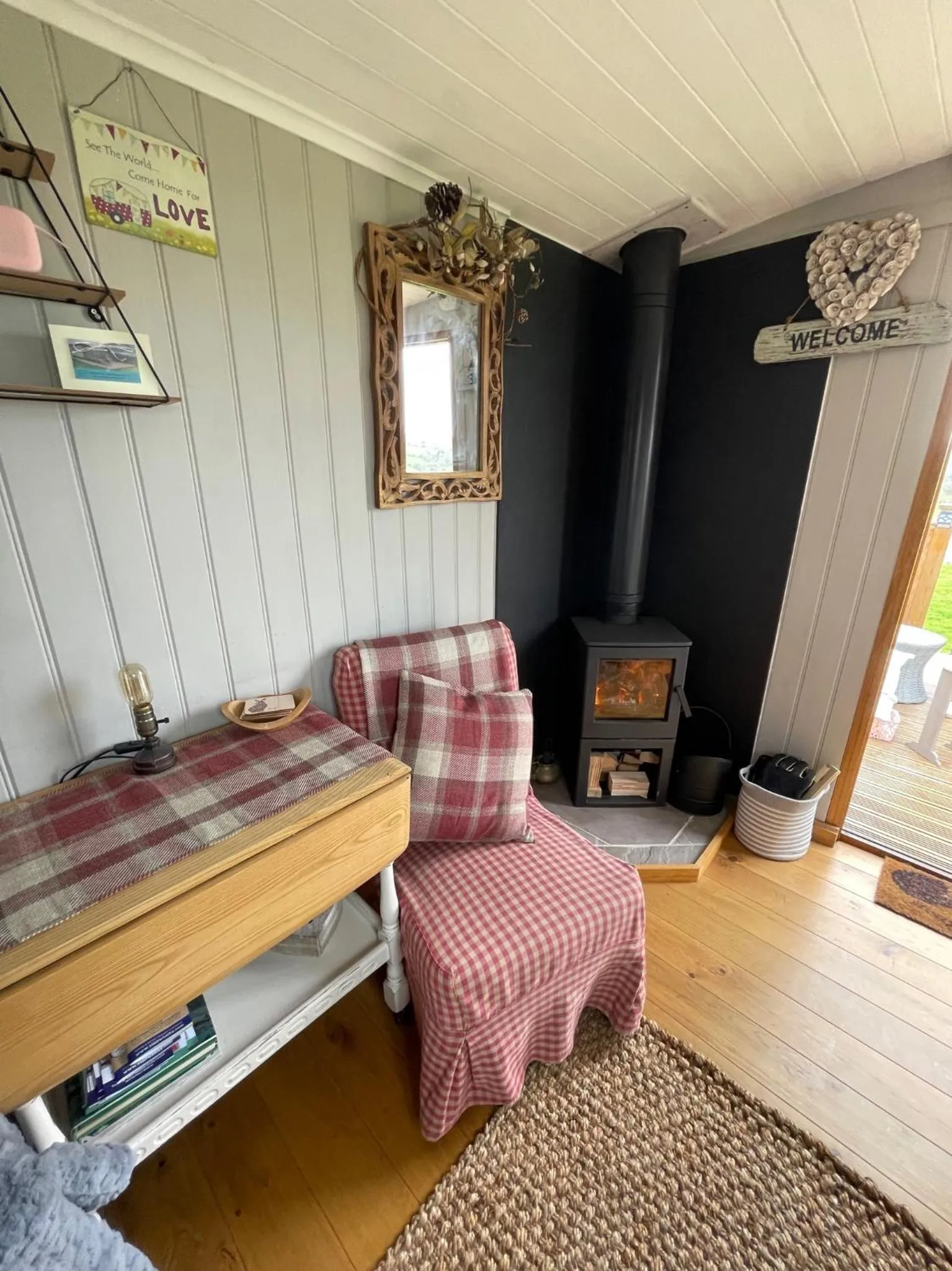 Bed in Oakley View Shepherds Hut with hot tub