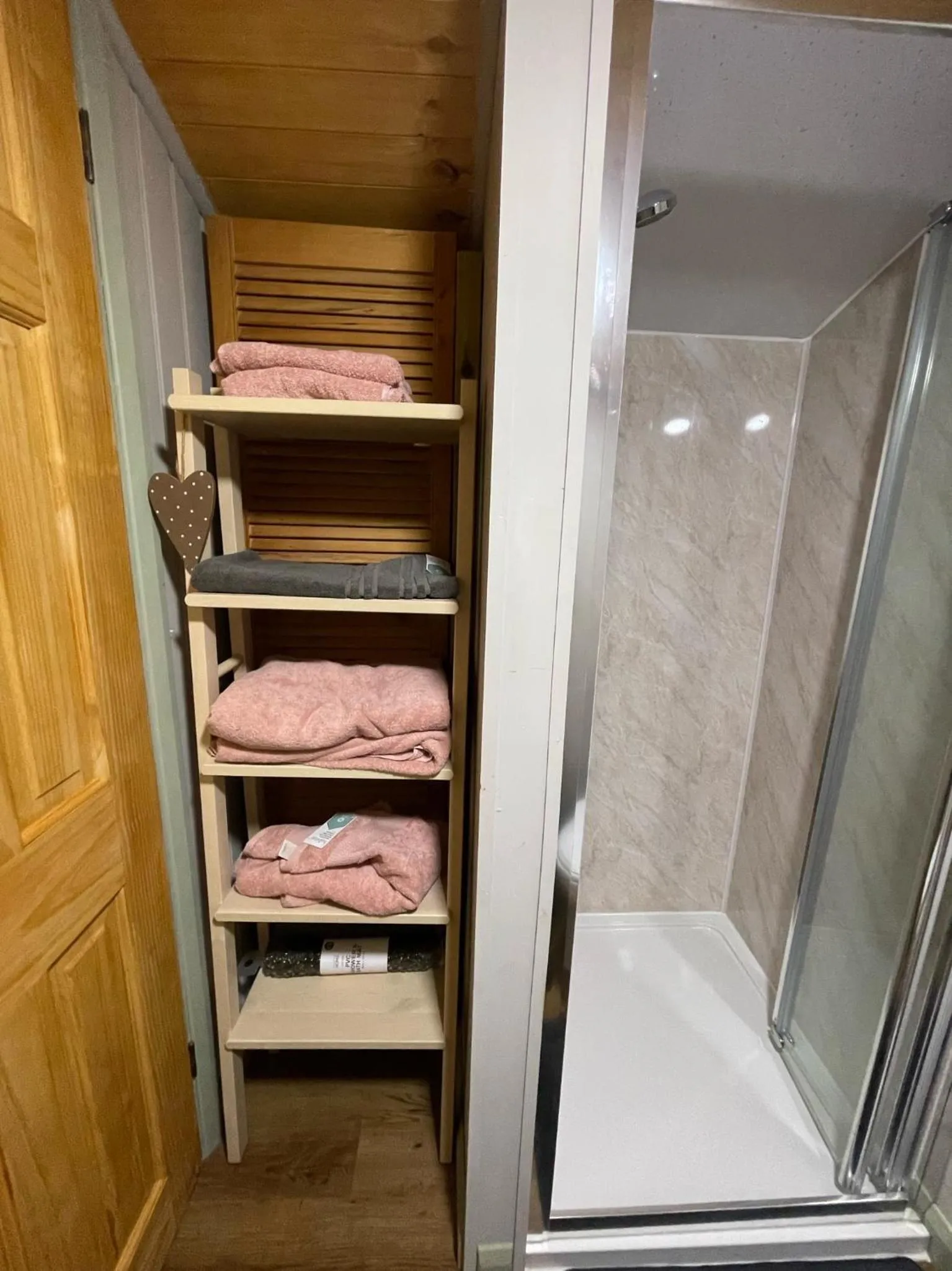 Oakley View Shepherds Hut with hot tub