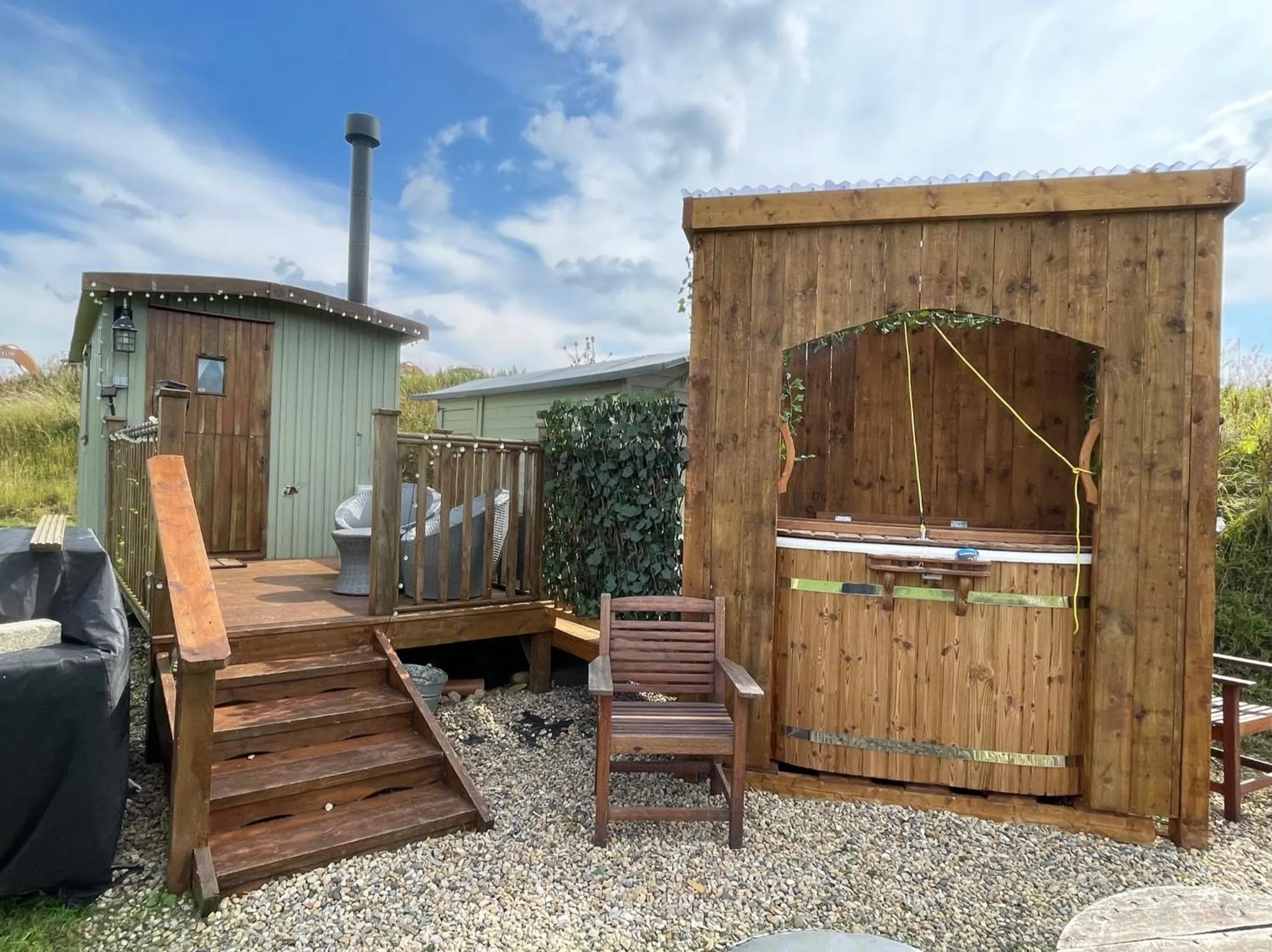 Oakley View Shepherds Hut with hot tub