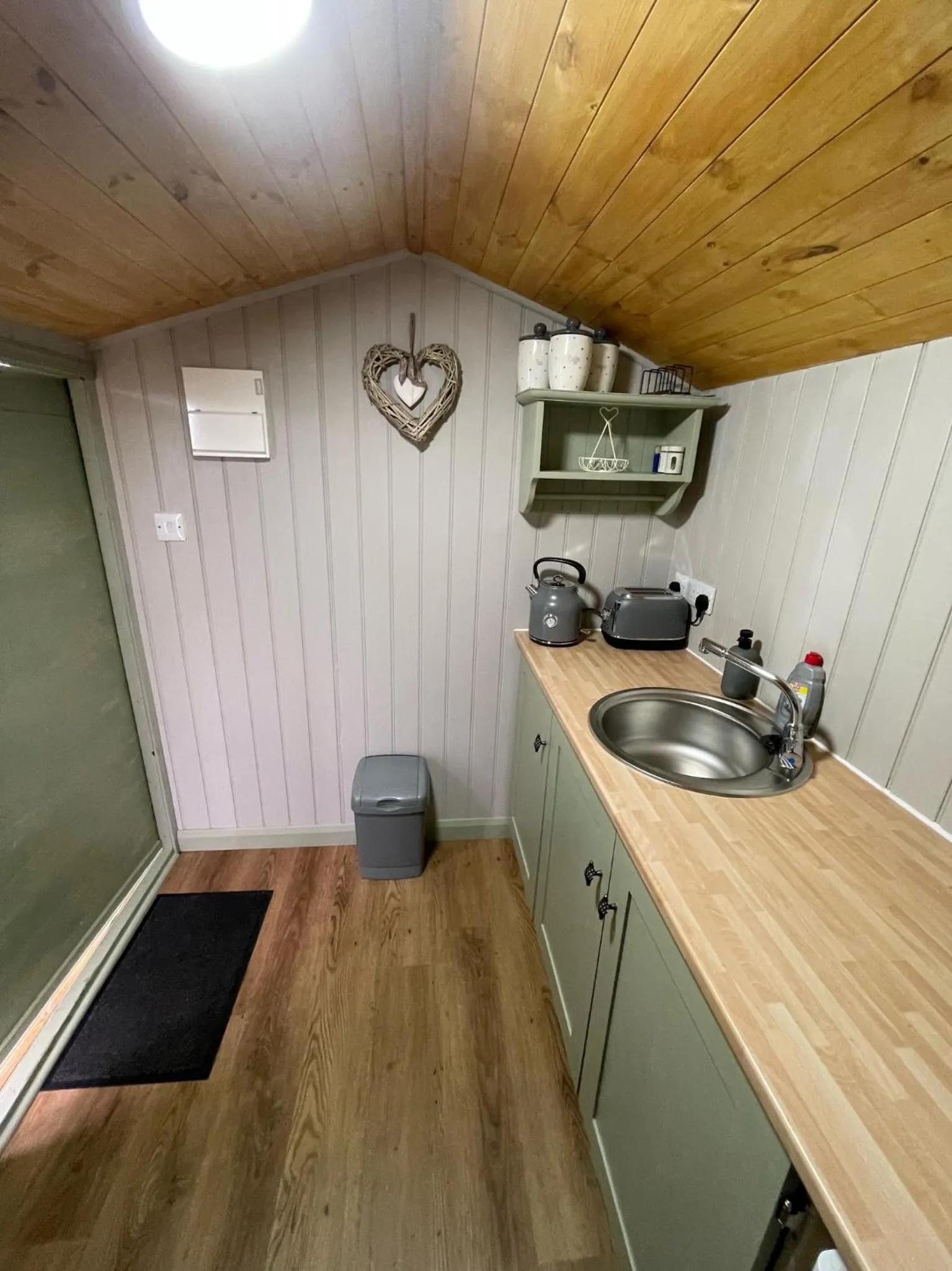 Oakley View Shepherds Hut with hot tub